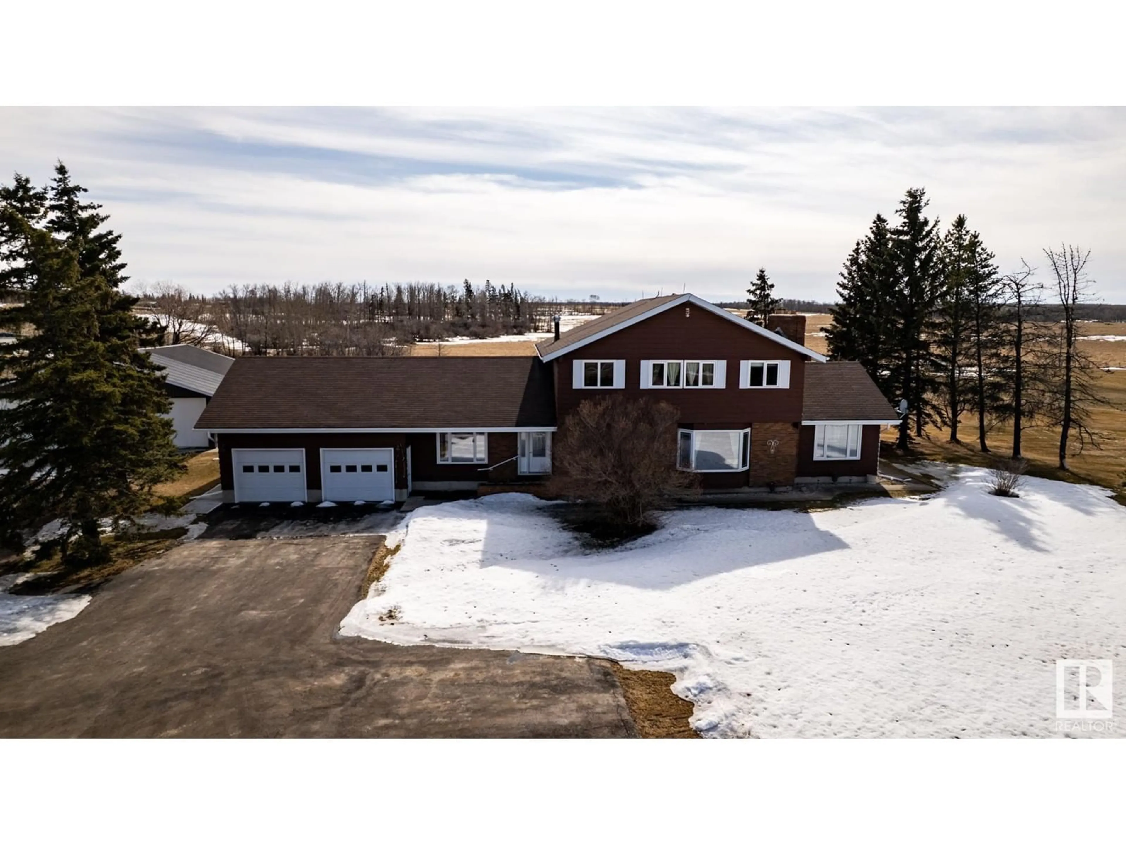 A pic from outside/outdoor area/front of a property/back of a property/a pic from drone, unknown for 73 52112 RGE ROAD 222, Rural Strathcona County Alberta T8C1H6