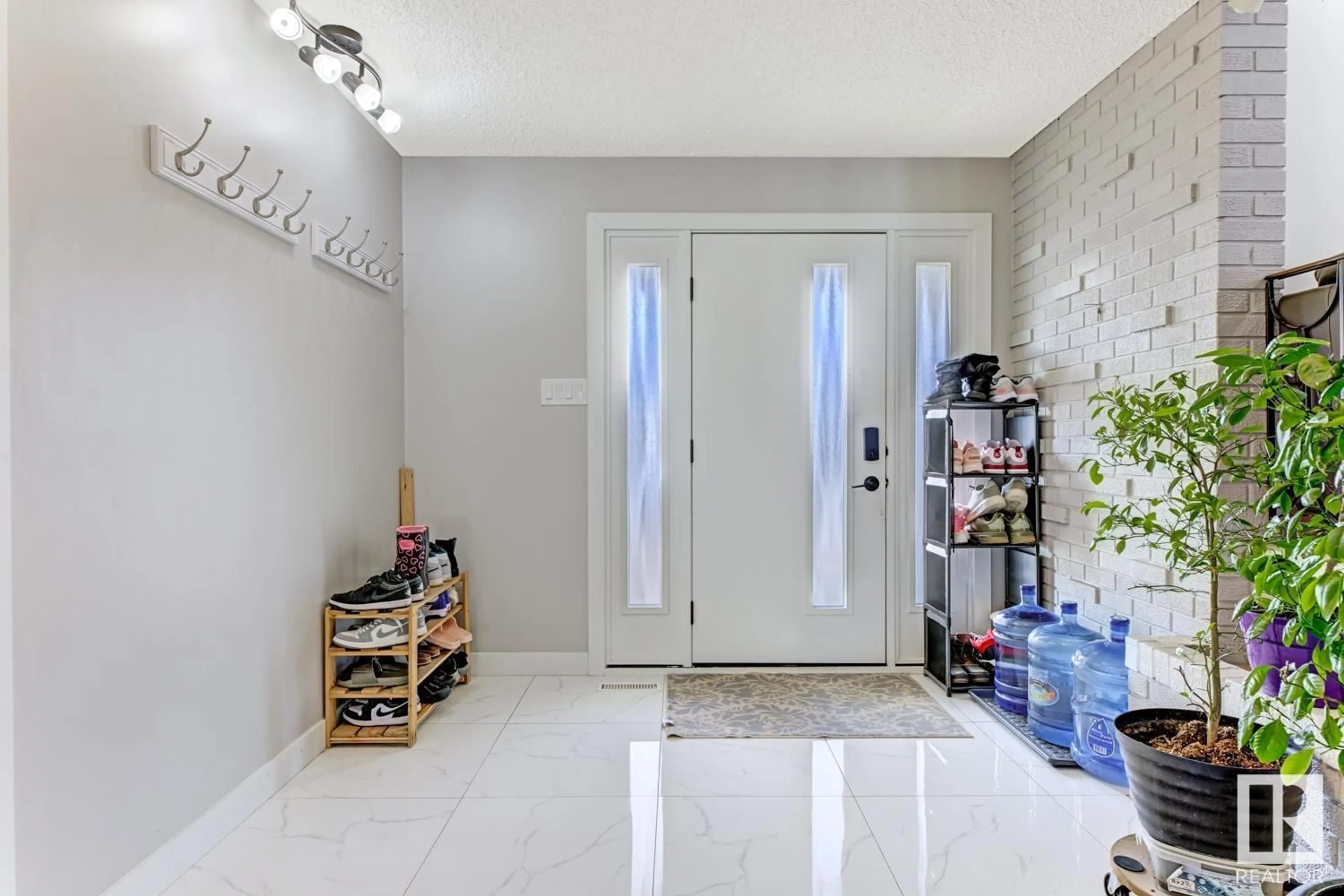 Indoor entryway for 714 LEE RIDGE RD, Edmonton Alberta T6K0P2