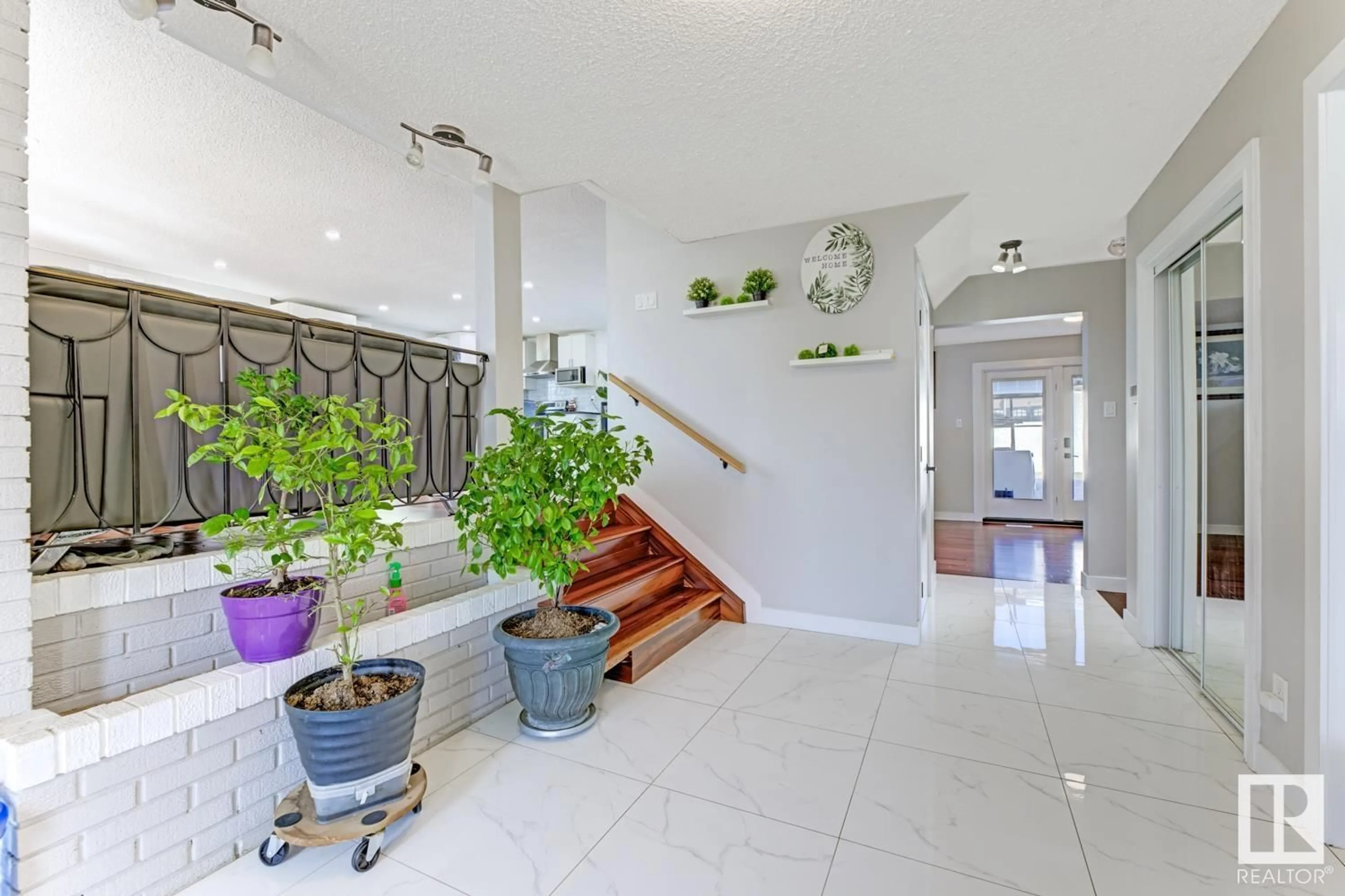 Indoor foyer for 714 LEE RIDGE RD, Edmonton Alberta T6K0P2
