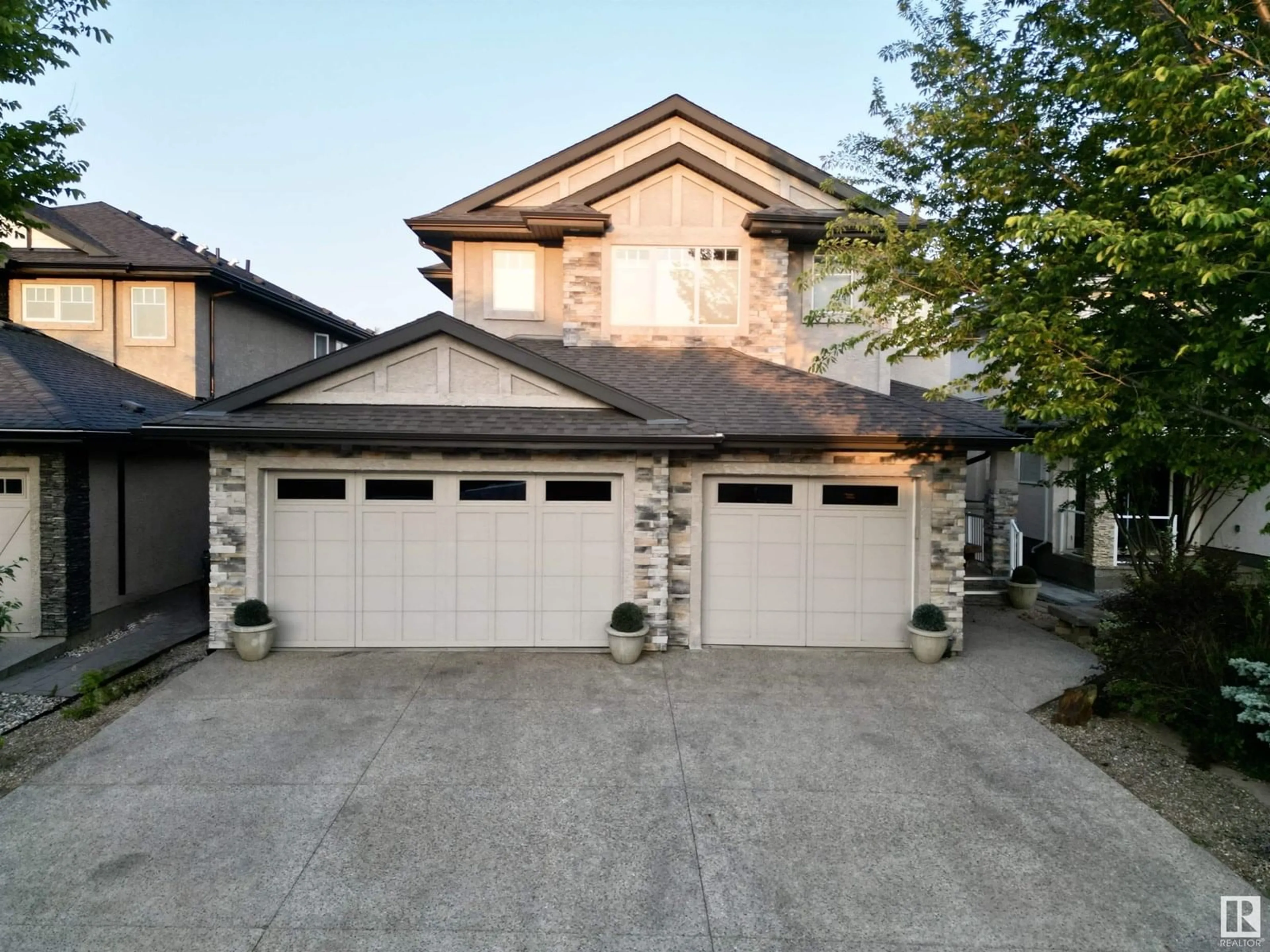 Indoor garage for 1330 ADAMSON DR, Edmonton Alberta T6W2N8
