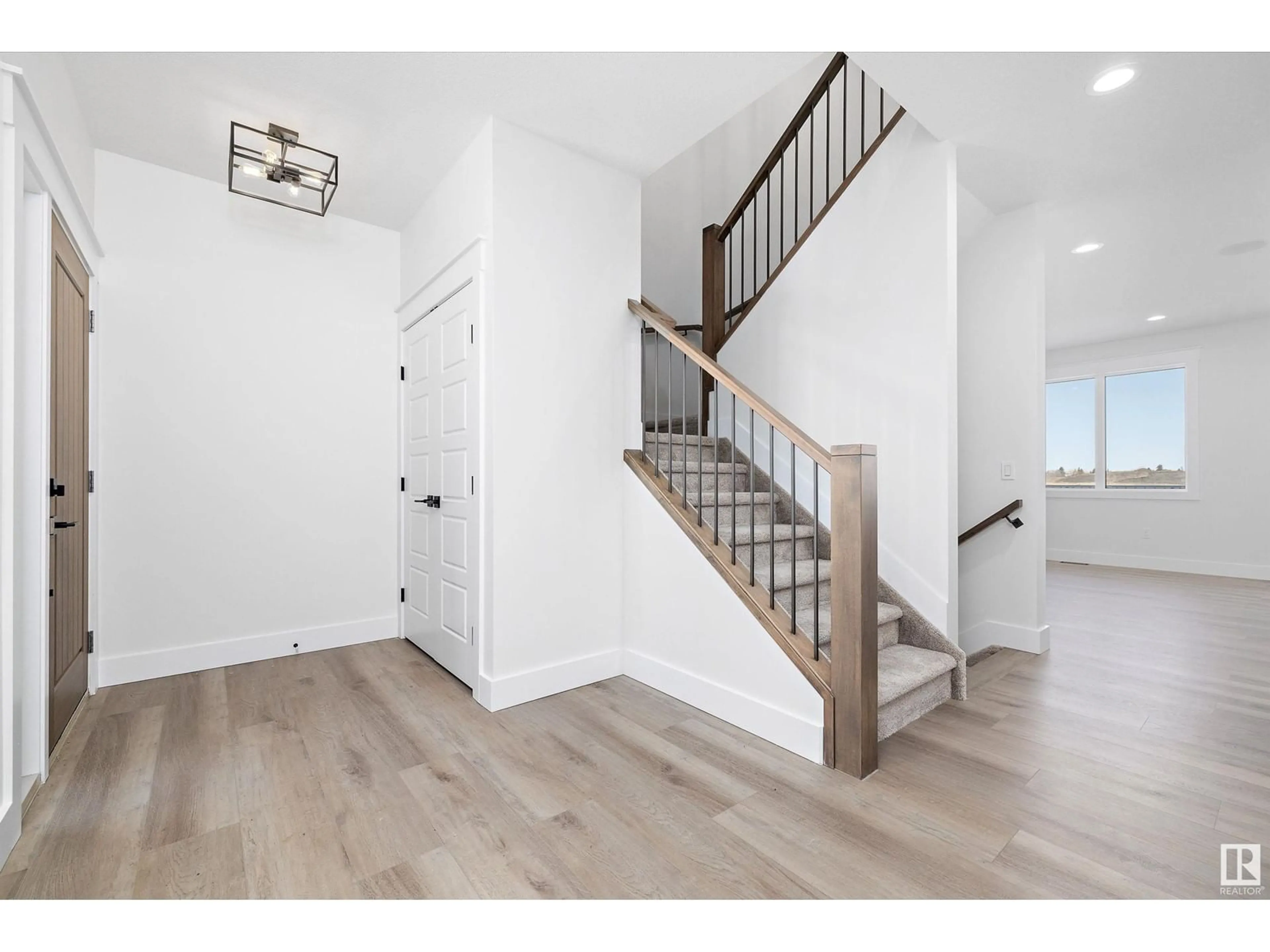 Indoor entryway for 10232 92A AV, Morinville Alberta T8R1P7
