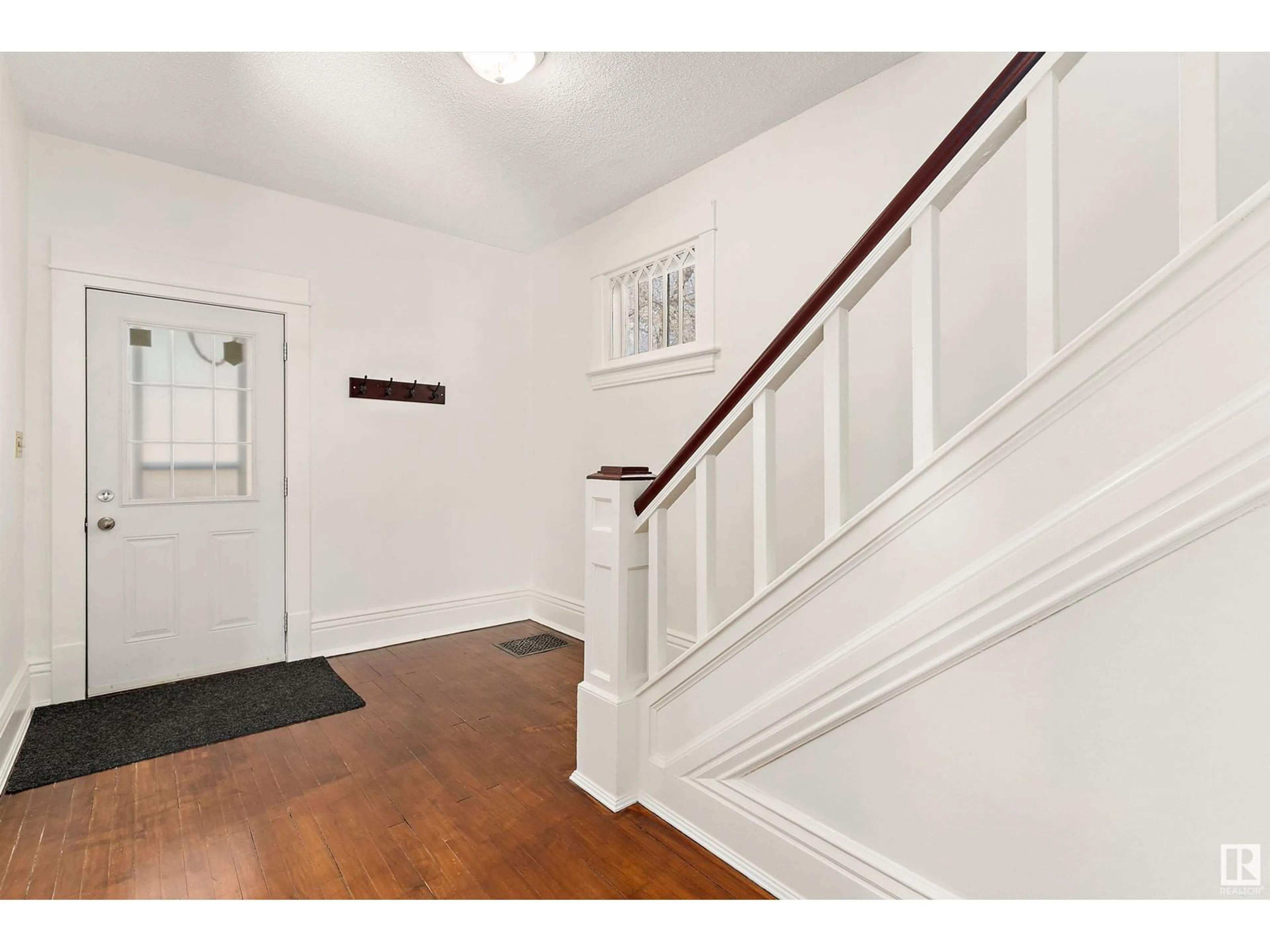 Indoor entryway for 9617 107 AV, Edmonton Alberta T5H0T8