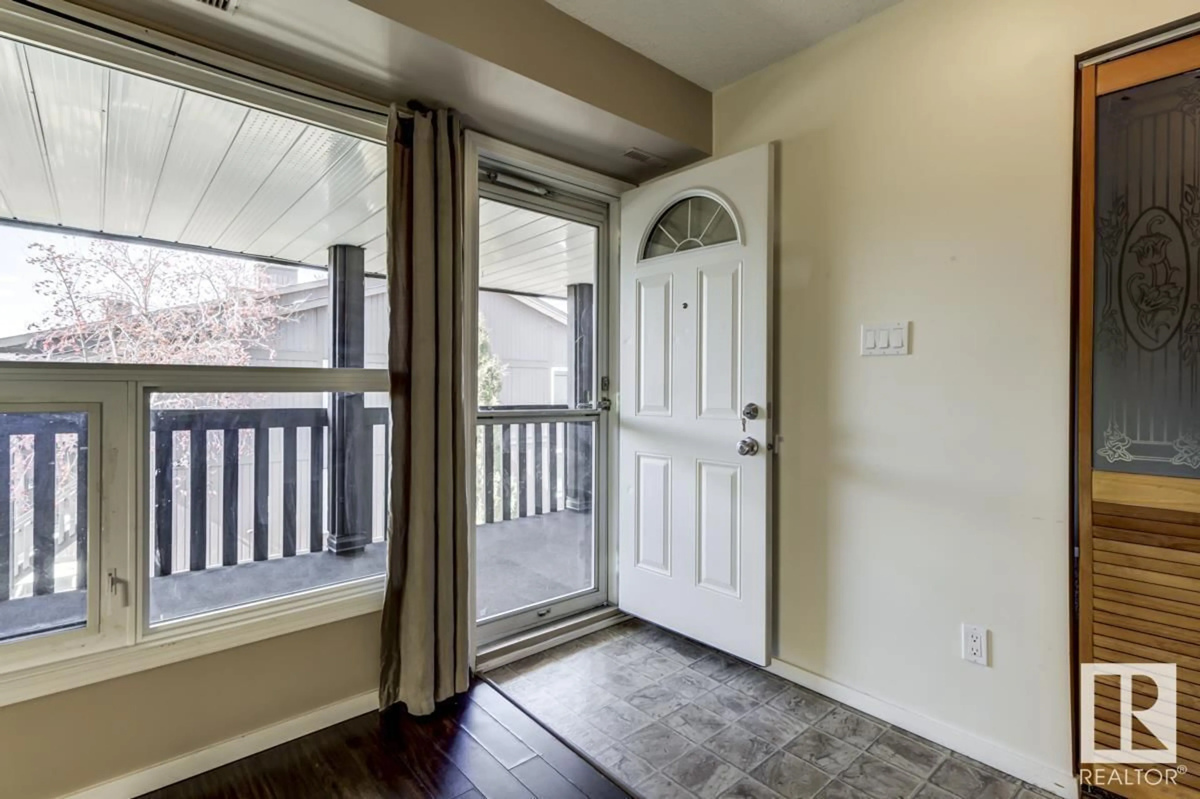 Indoor entryway for 143 SURREY GD, Edmonton Alberta T5T1Z3