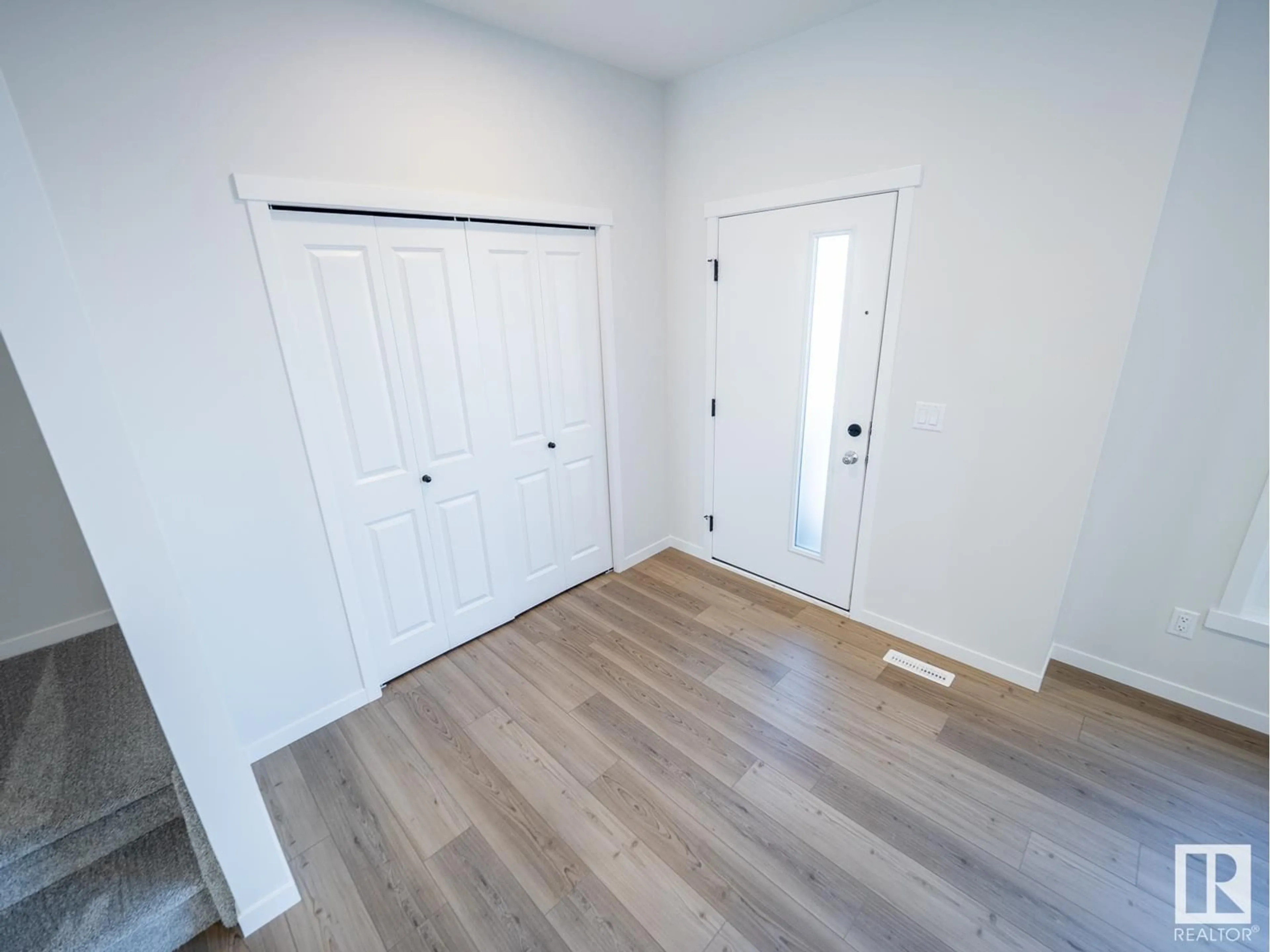Indoor entryway for 1232 16 ST, Edmonton Alberta T6T2S3
