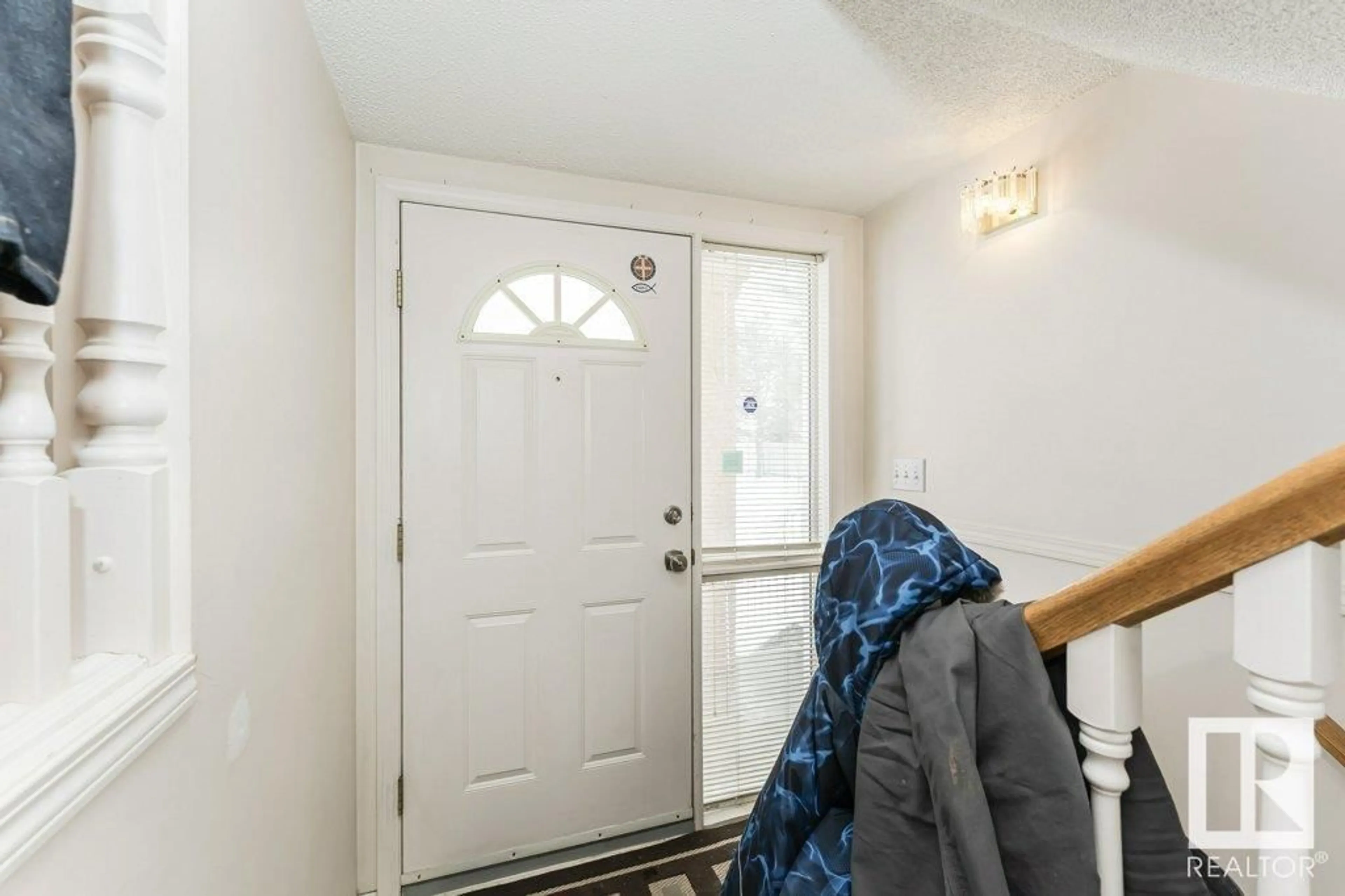 Indoor entryway for 124 11115 9 AV NW, Edmonton Alberta T6J6Z1