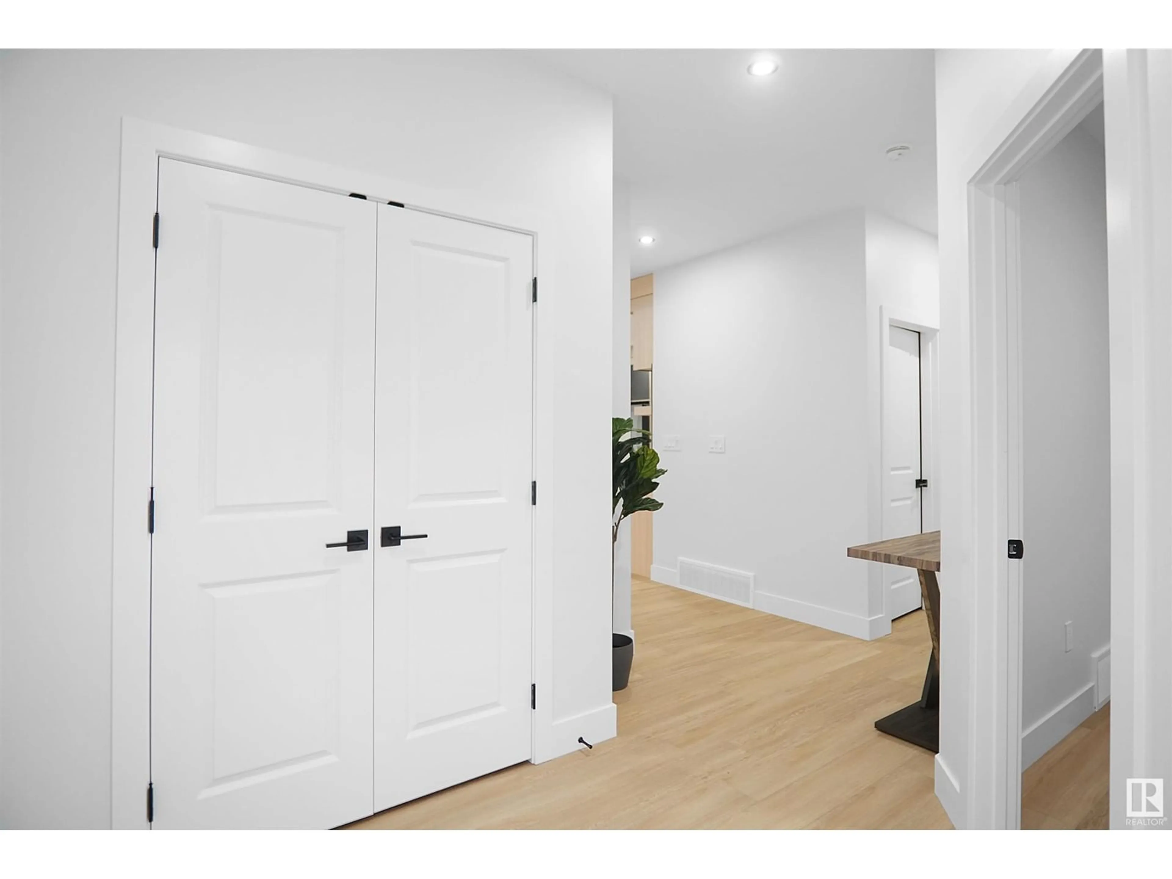 Indoor entryway for 37 MEADOWGROVE LANE, Spruce Grove Alberta T7X0W2