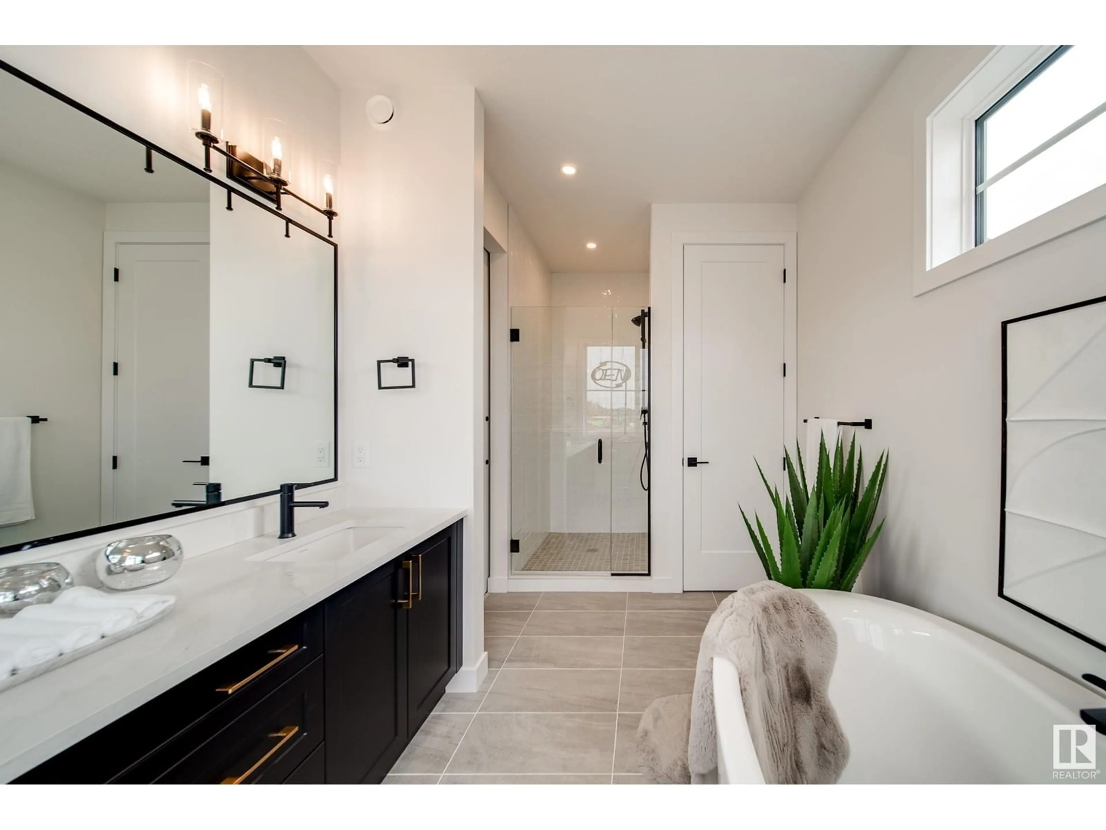 Contemporary bathroom, ceramic/tile floor for 30 CANNES CV, St. Albert Alberta T8T2C6