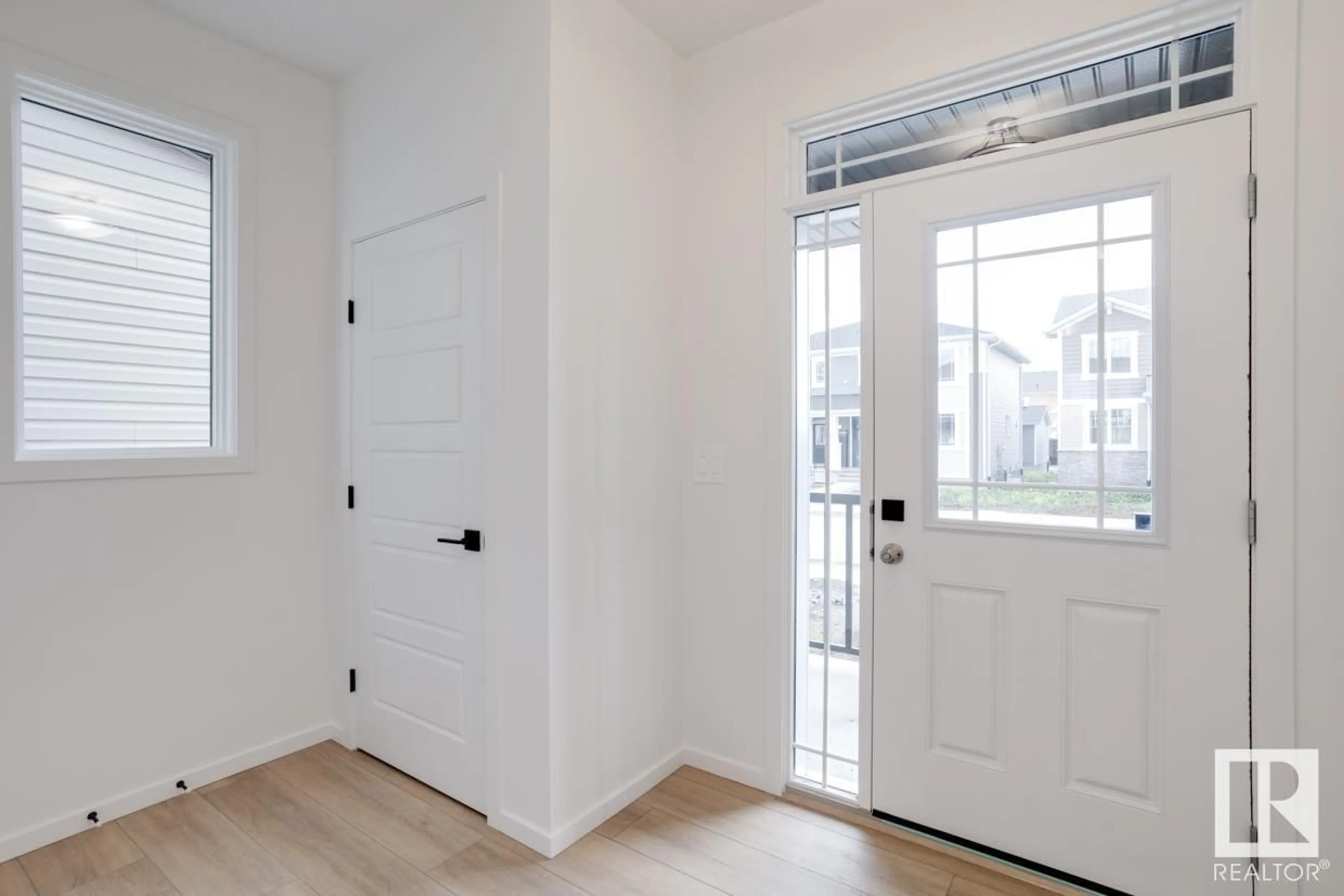 Indoor entryway for 2112 209 ST NW, Edmonton Alberta T6M2X6