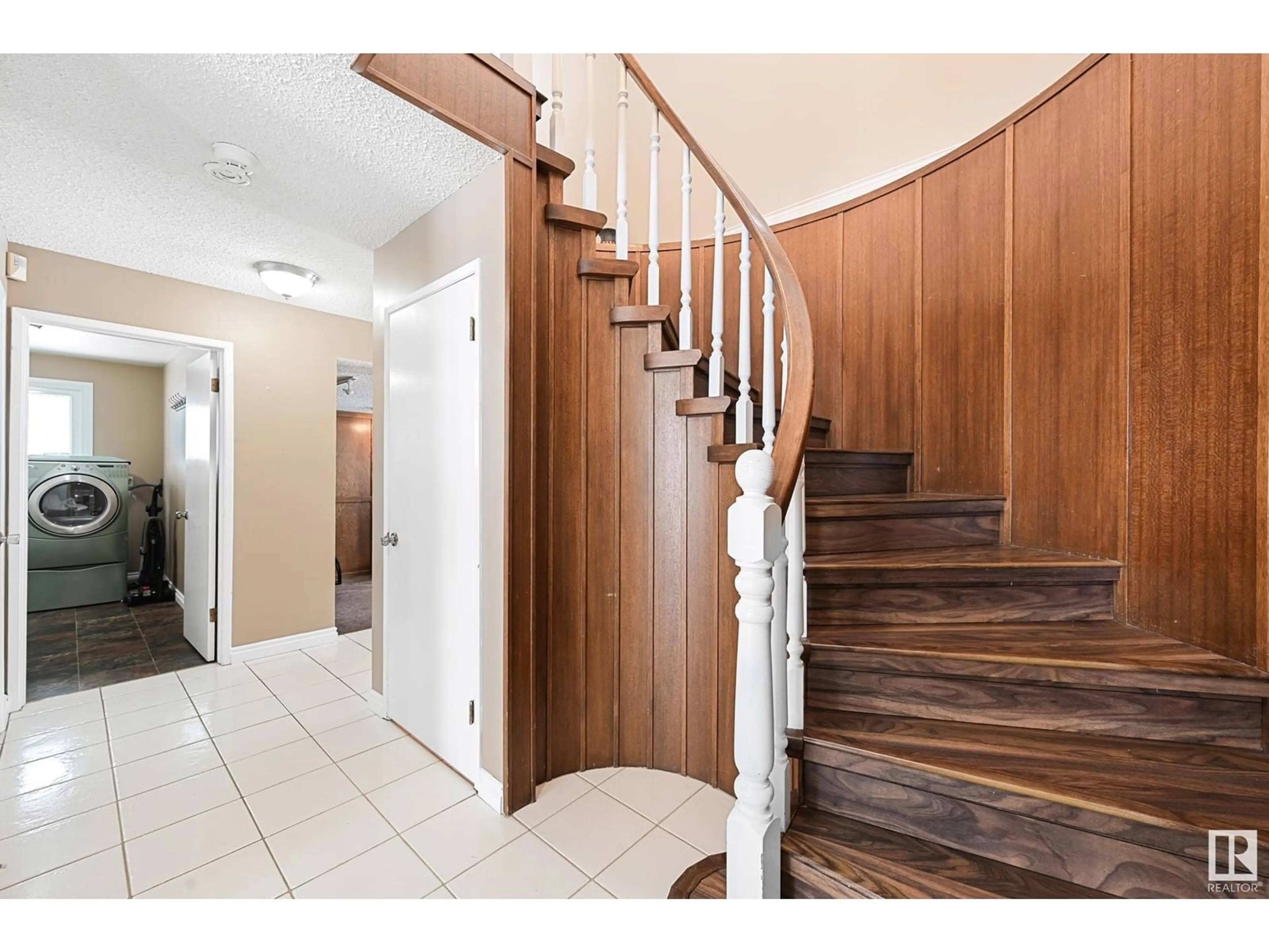 Indoor foyer for 190 GARIEPY CR, Edmonton Alberta T6M1A2