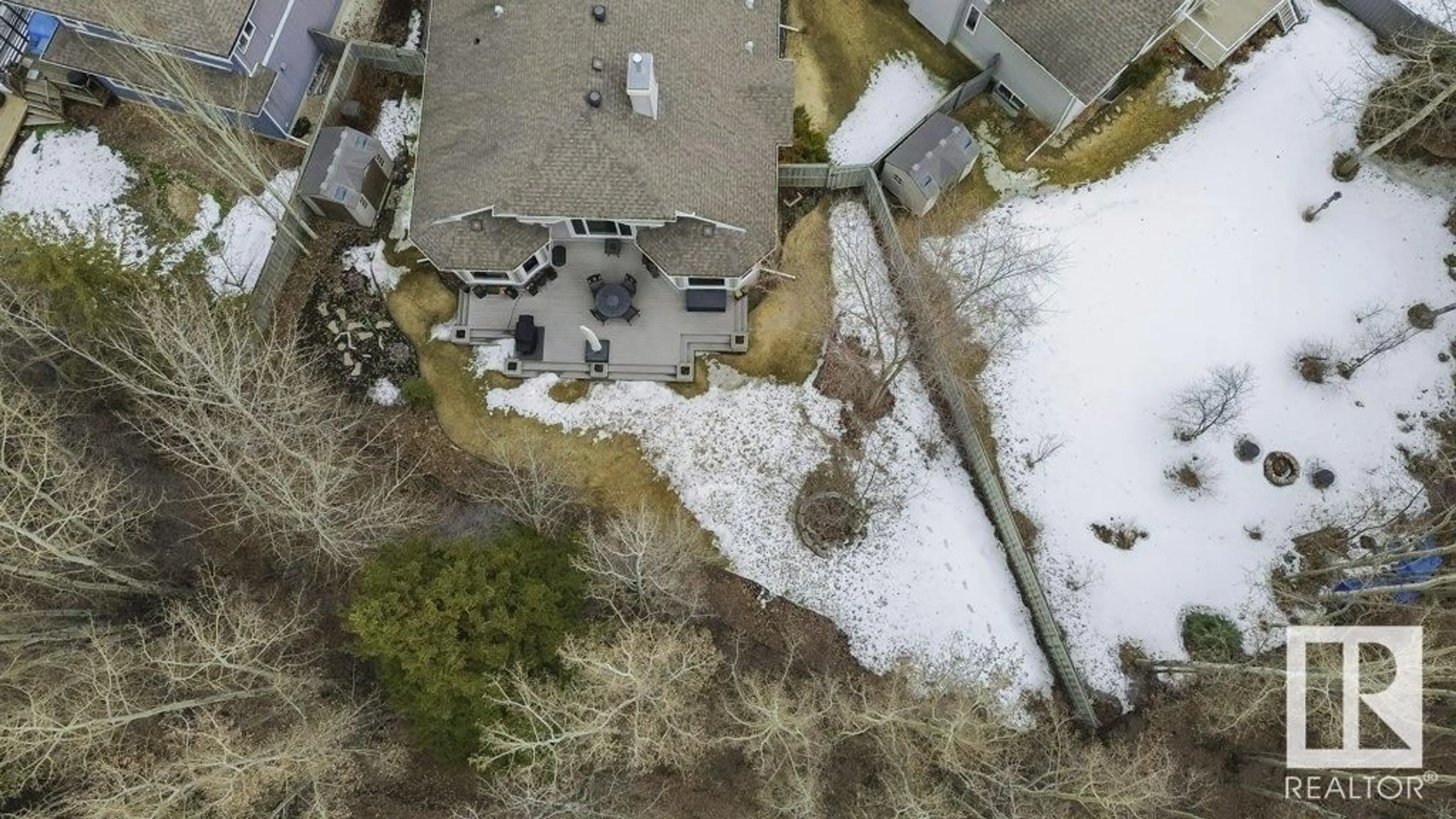 A pic from outside/outdoor area/front of a property/back of a property/a pic from drone, street for 4804 212 ST, Edmonton Alberta T6M0G2
