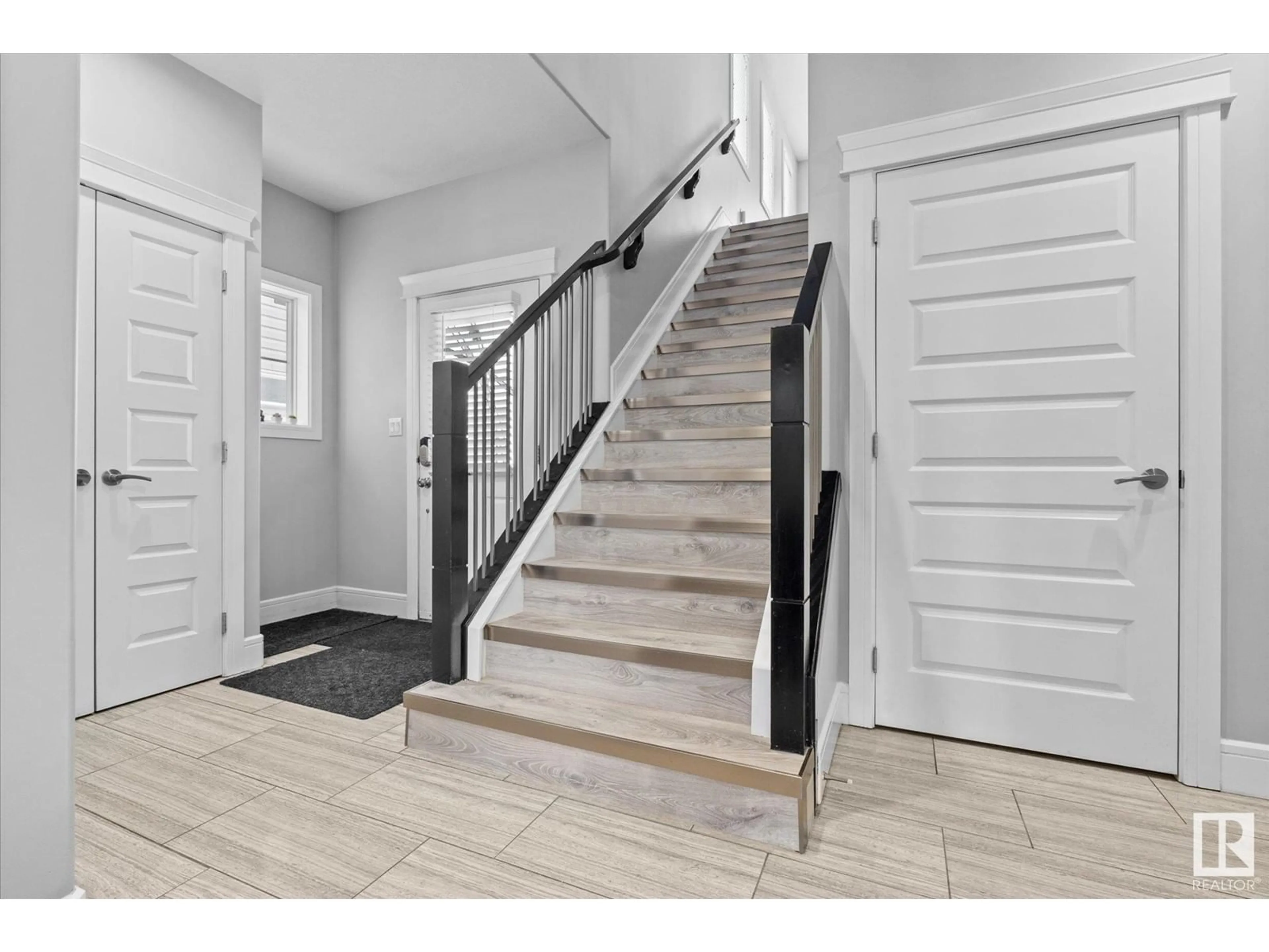 Indoor entryway for 189 WOODHILL LN, Fort Saskatchewan Alberta T8L0L5