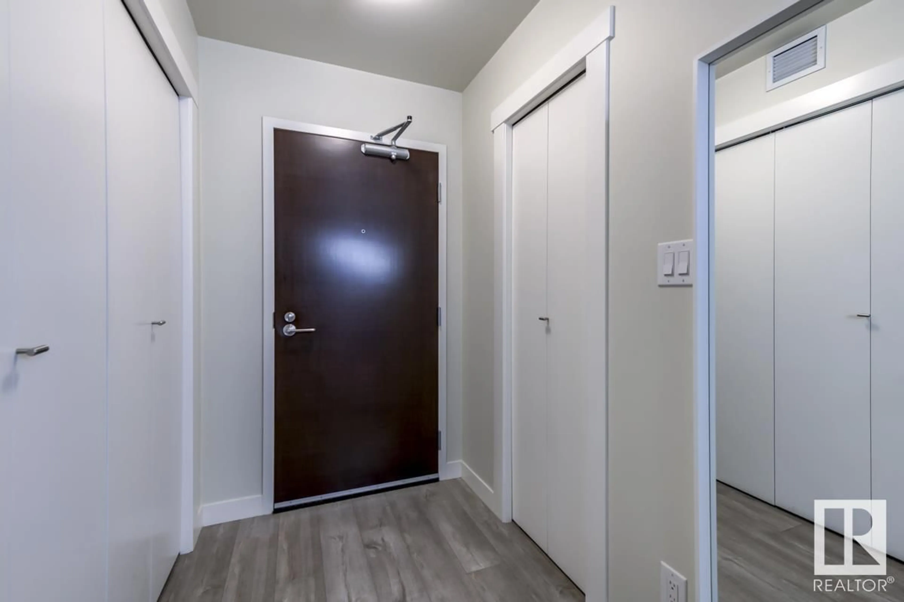 Indoor entryway for 1402 - 10410 102 AV, Edmonton Alberta T5J0E9