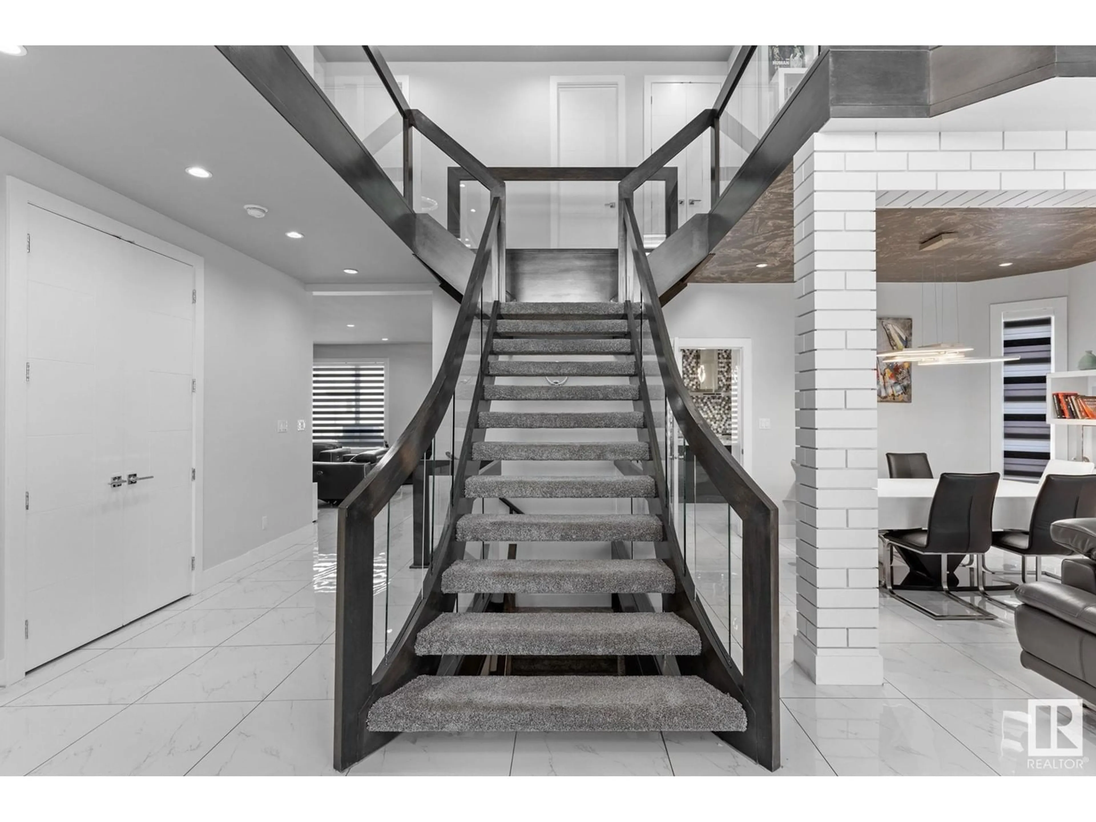 Indoor foyer for NE - 916 166 AV, Edmonton Alberta T5Y0P6