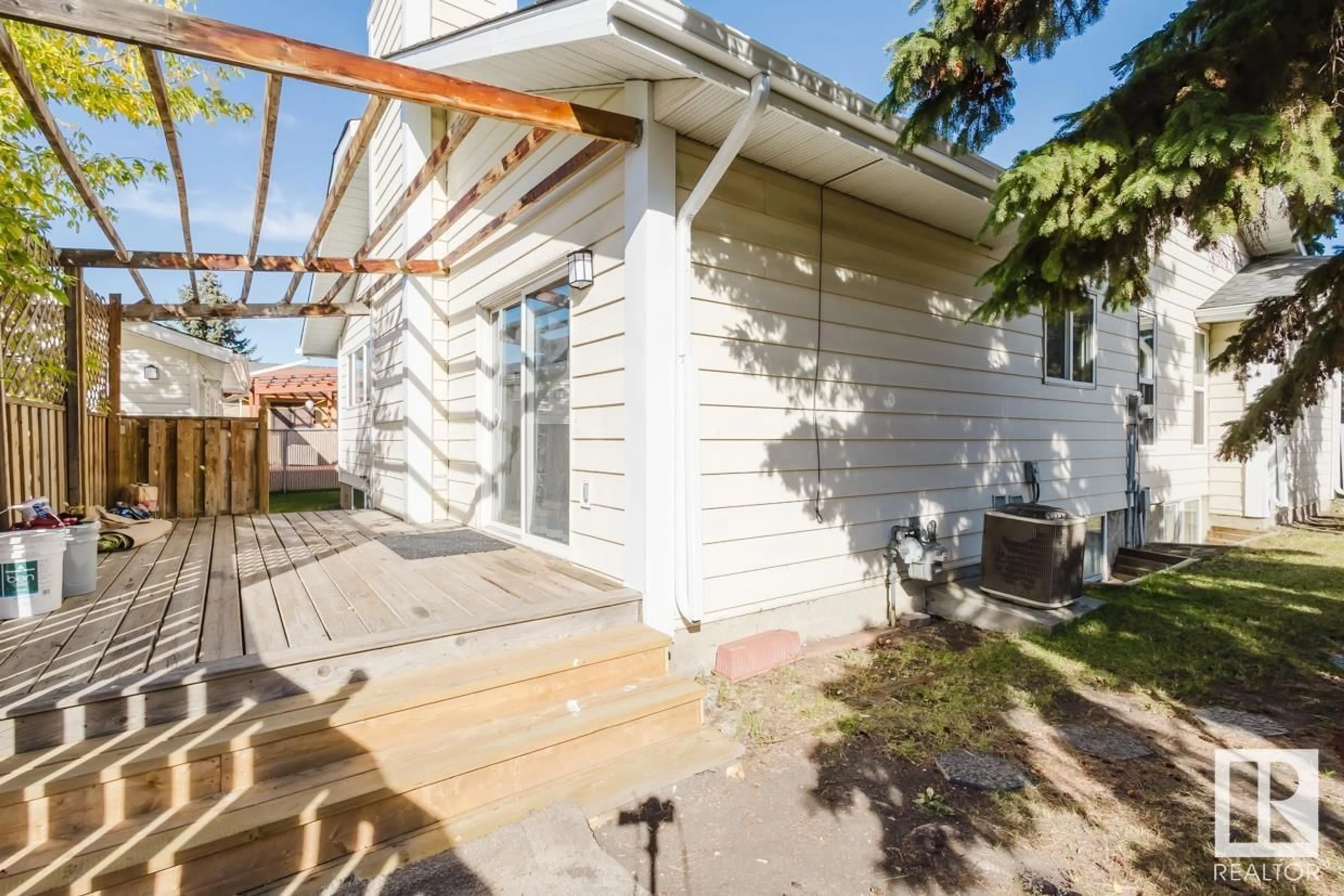 Patio, street for 16806 91 ST NW, Edmonton Alberta T5Z1W6