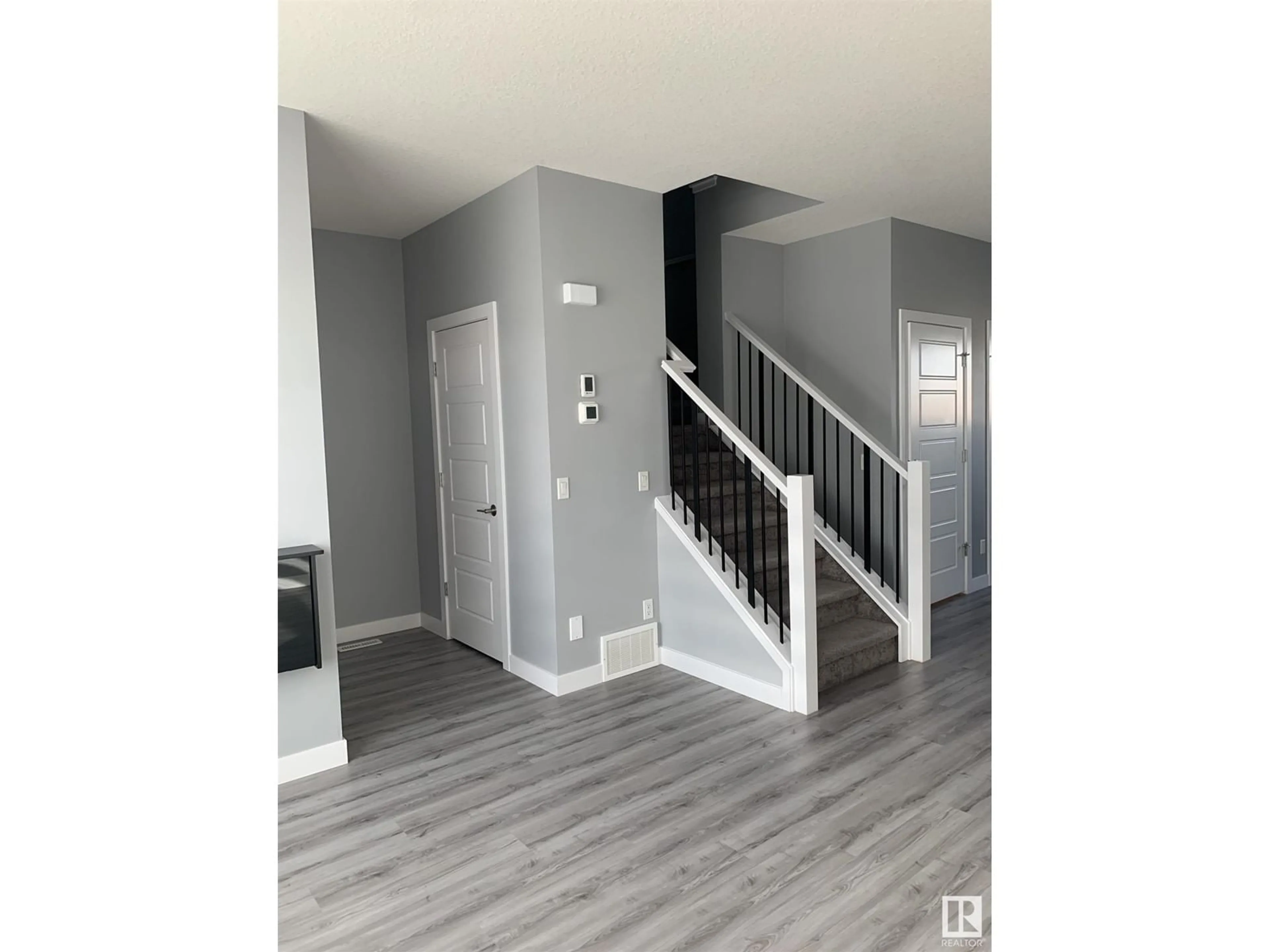 Indoor entryway for 9332 223 ST NW, Edmonton Alberta T5T7K1