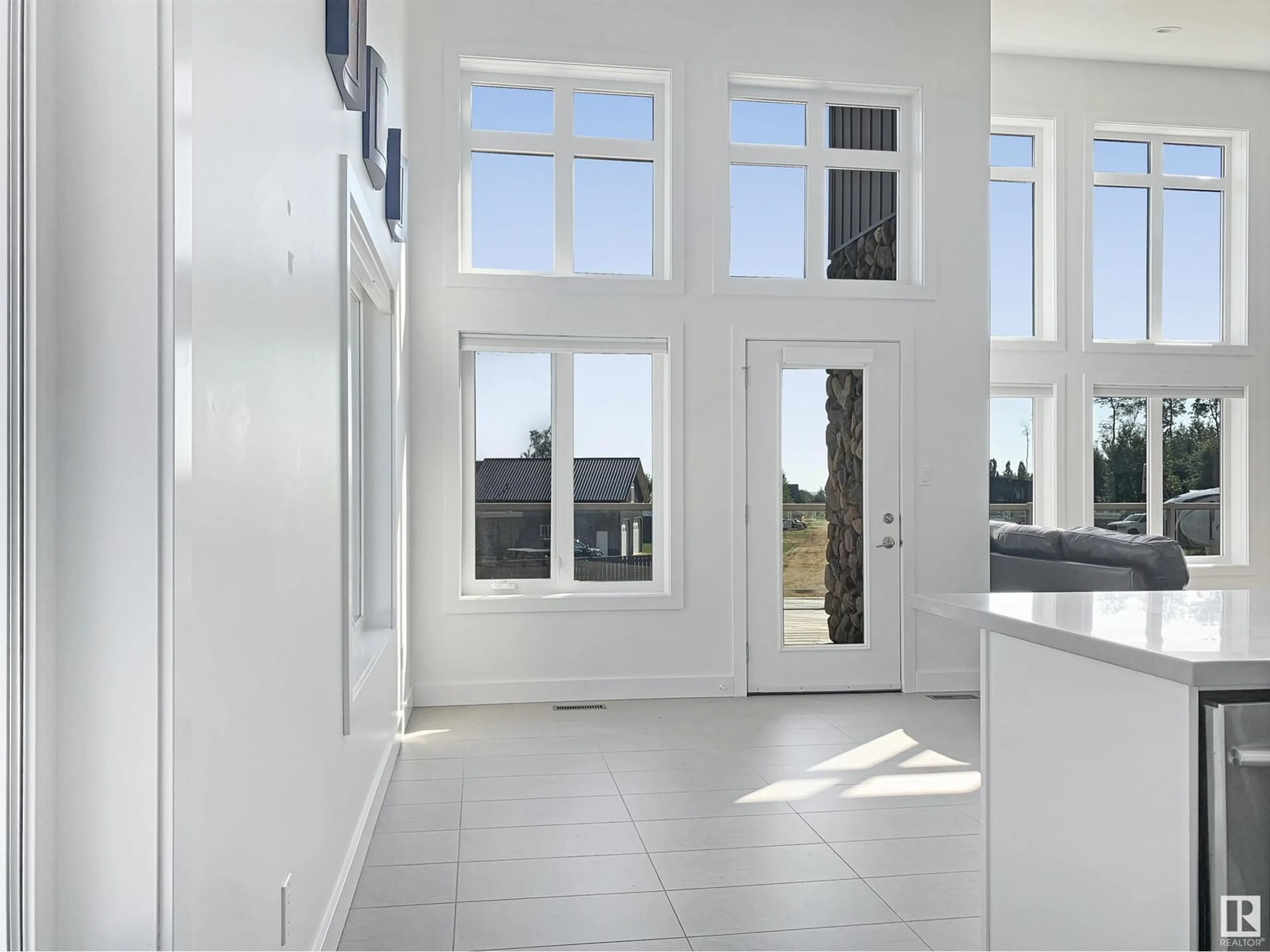 Indoor entryway for 162 PEACE RIVER AV, Rural Big Lakes M.D. Alberta T0G1J0
