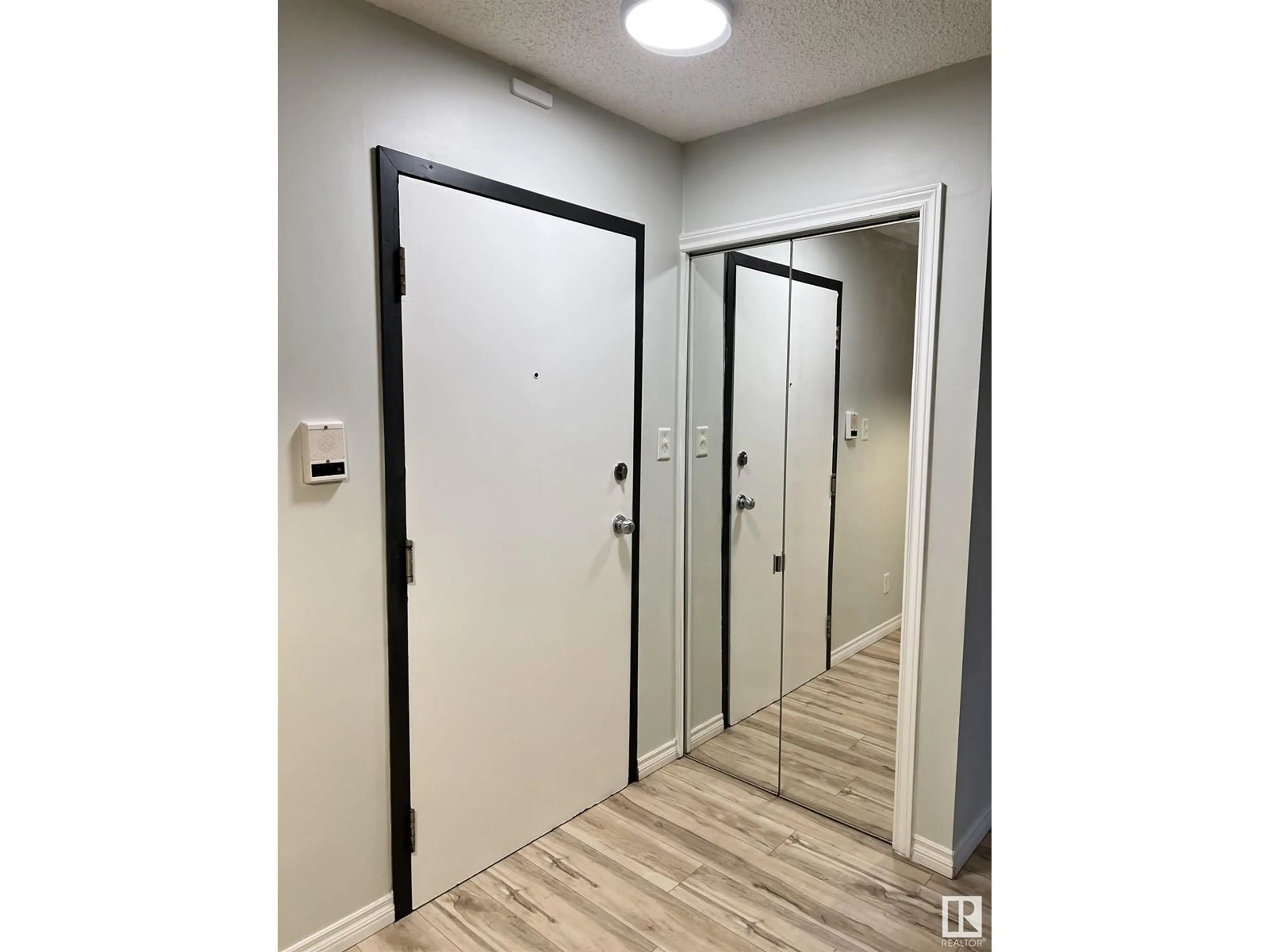 Indoor entryway for #102 - 11825 71 ST, Edmonton Alberta T5B1W4