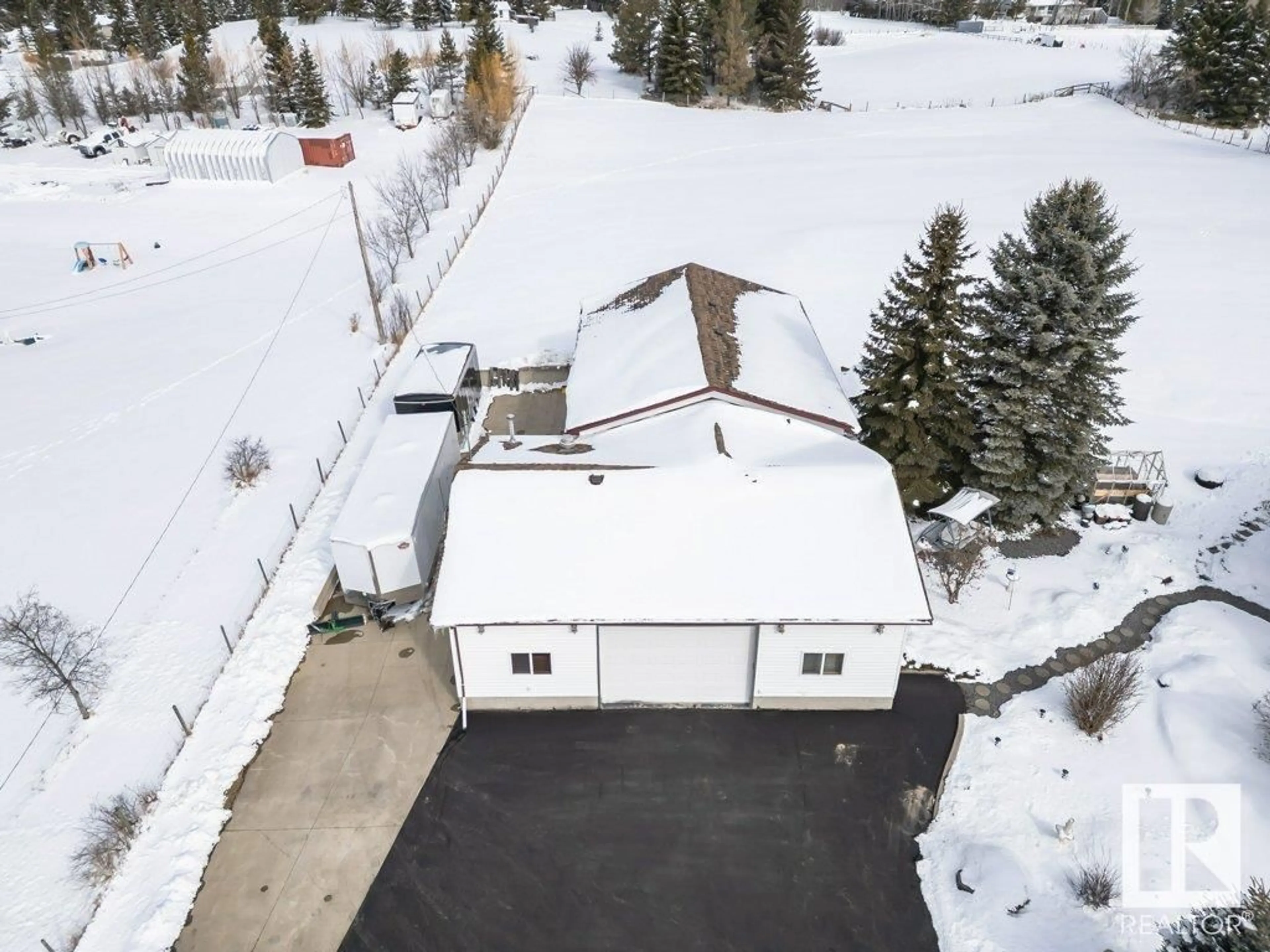 A pic from outside/outdoor area/front of a property/back of a property/a pic from drone, unknown for 52449 - 38 RGE ROAD 222 RGE ROAD, Rural Strathcona County Alberta T8E2G6