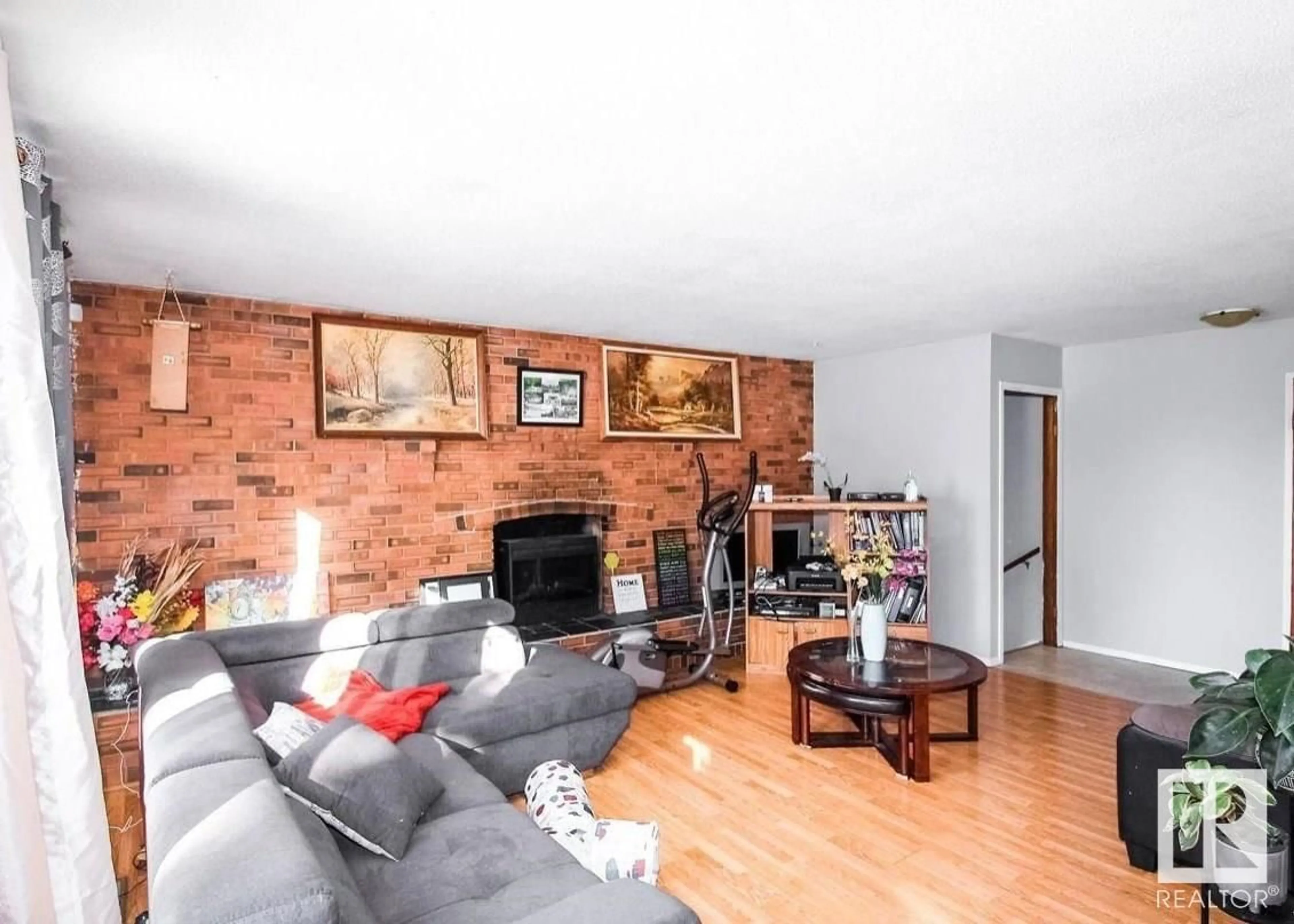 Living room with furniture, wood/laminate floor for SW - 5134 47 AVENUE, St. Paul Town Alberta T0A3A4