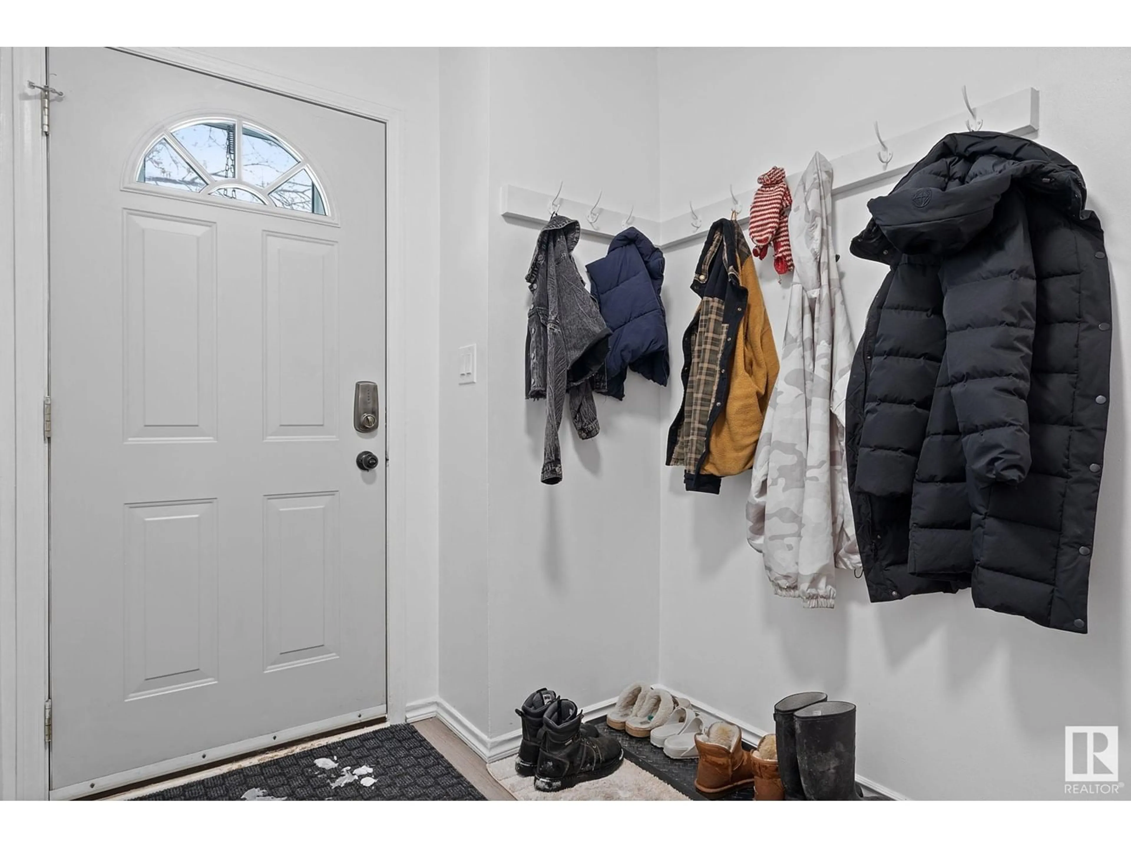 Indoor entryway for 17116 108 ST, Edmonton Alberta T5X3C6