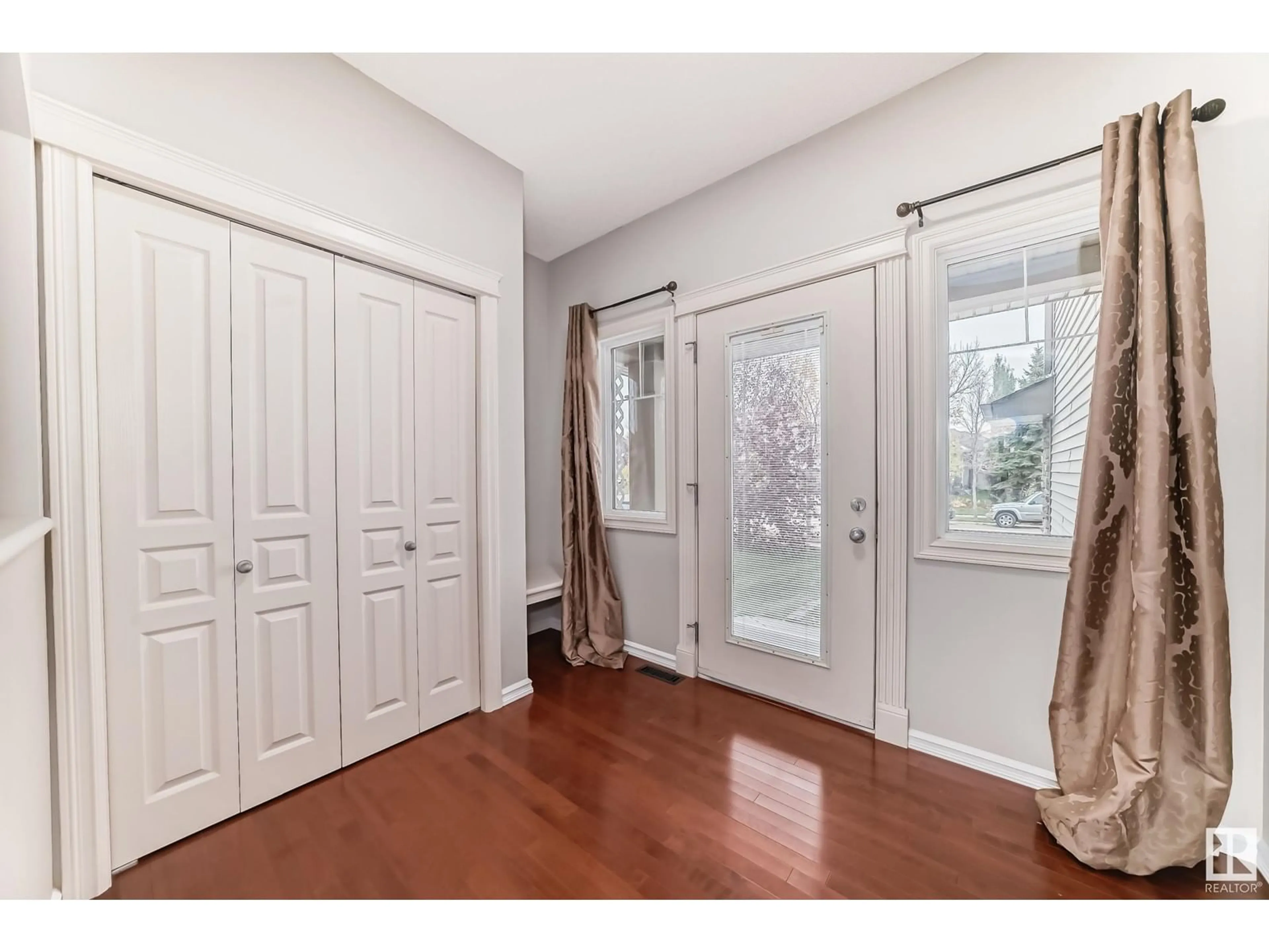 Indoor entryway for 203 CALDWELL WY, Edmonton Alberta T6M2X2