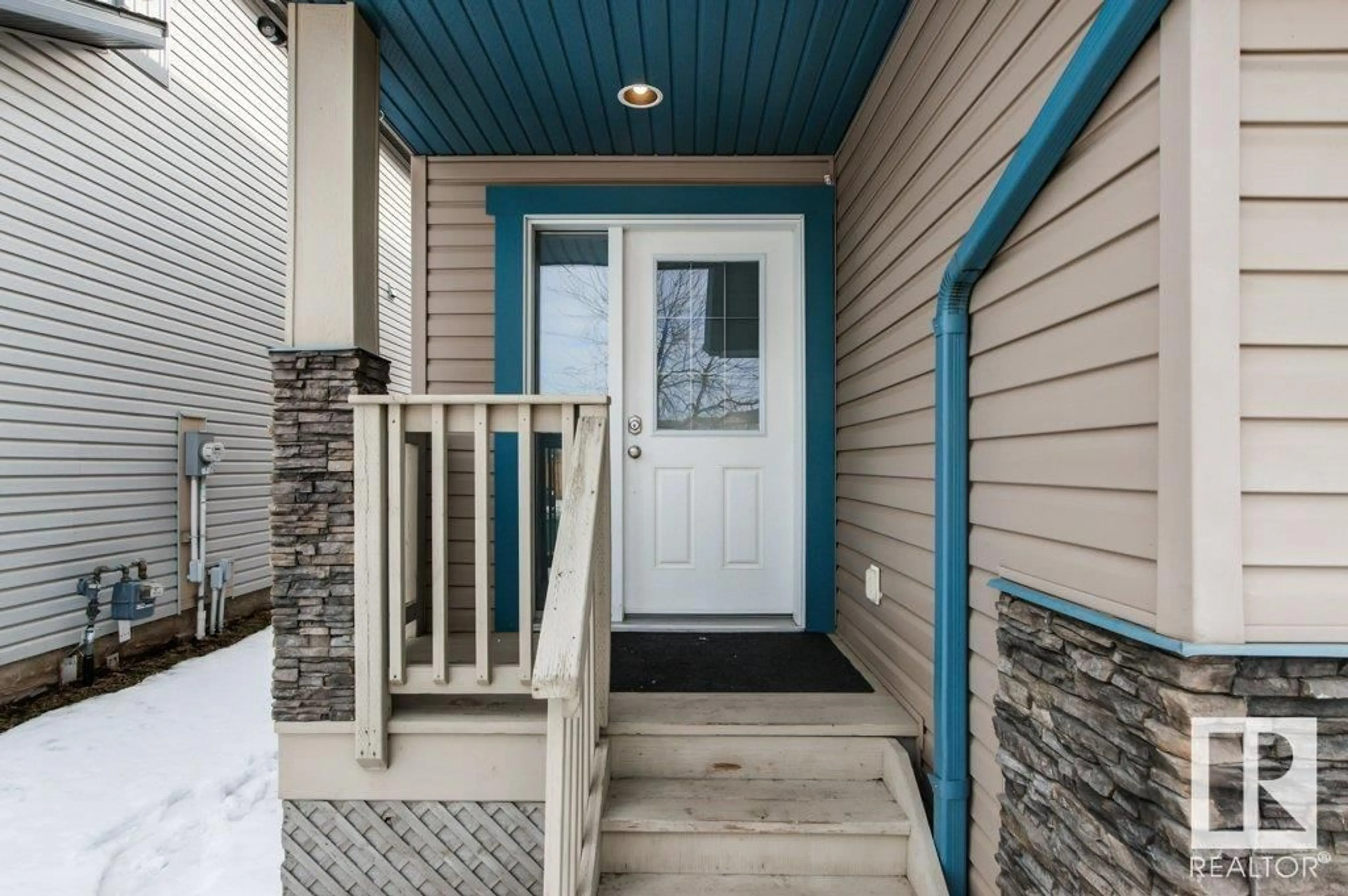 Indoor entryway for 16817 51 ST, Edmonton Alberta T5Y0R8