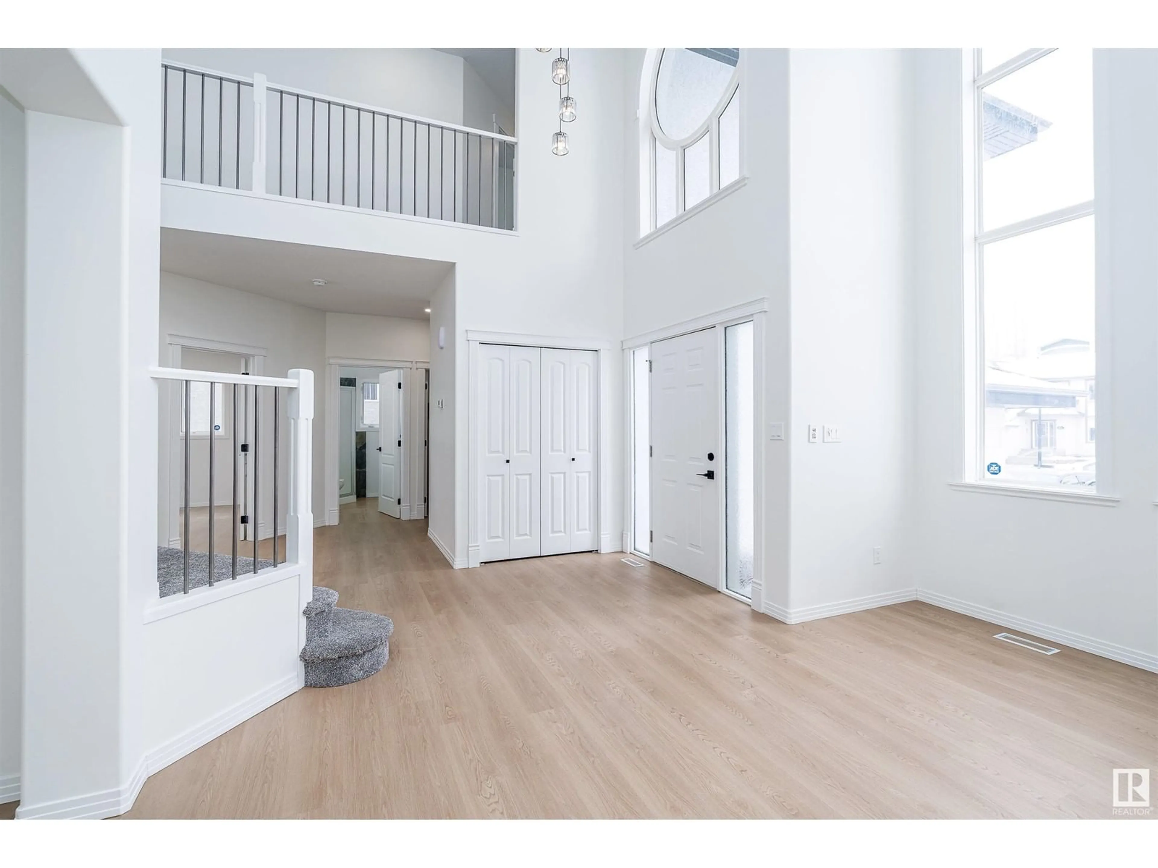 Indoor foyer for 925 THOMPSON PL, Edmonton Alberta T6R3K4