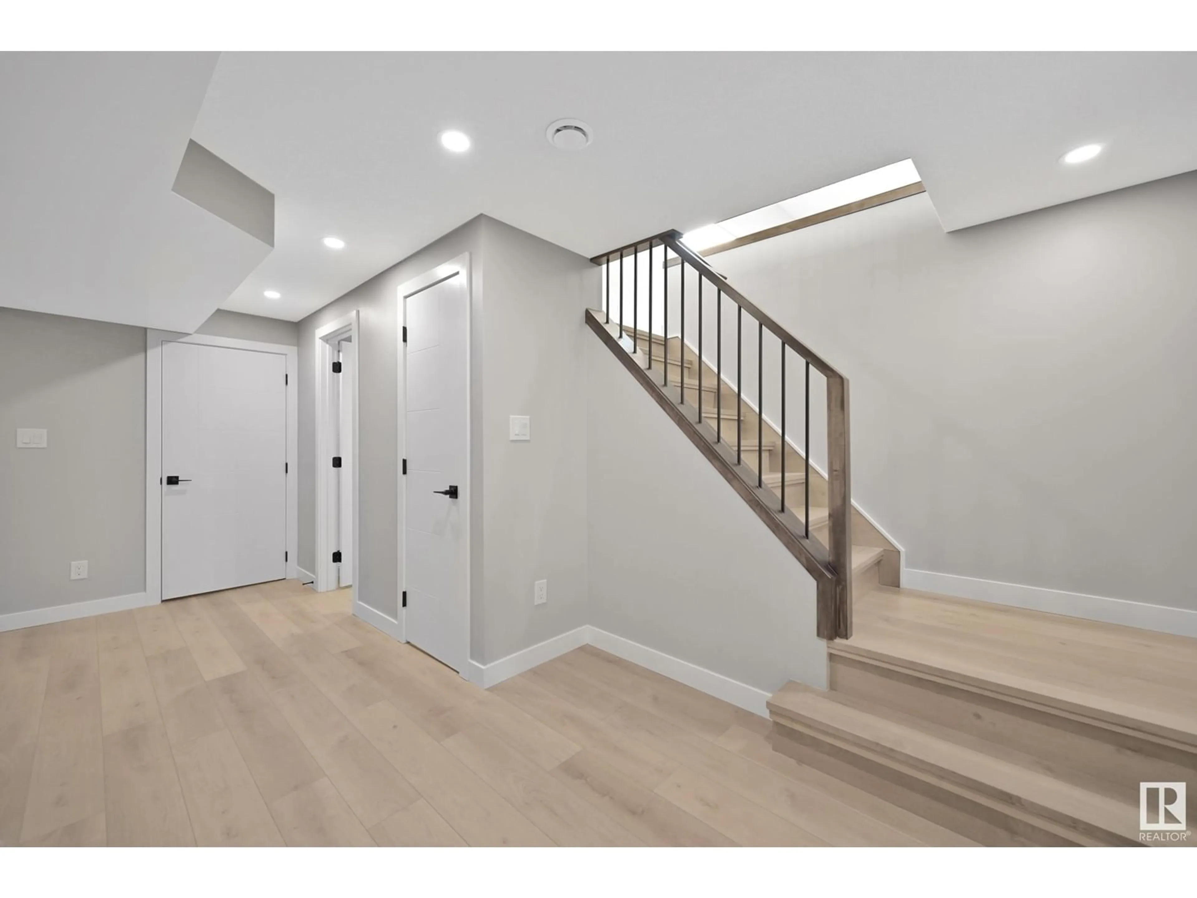 Unknown for 15705 86 AV NW, Edmonton Alberta T5R4C5