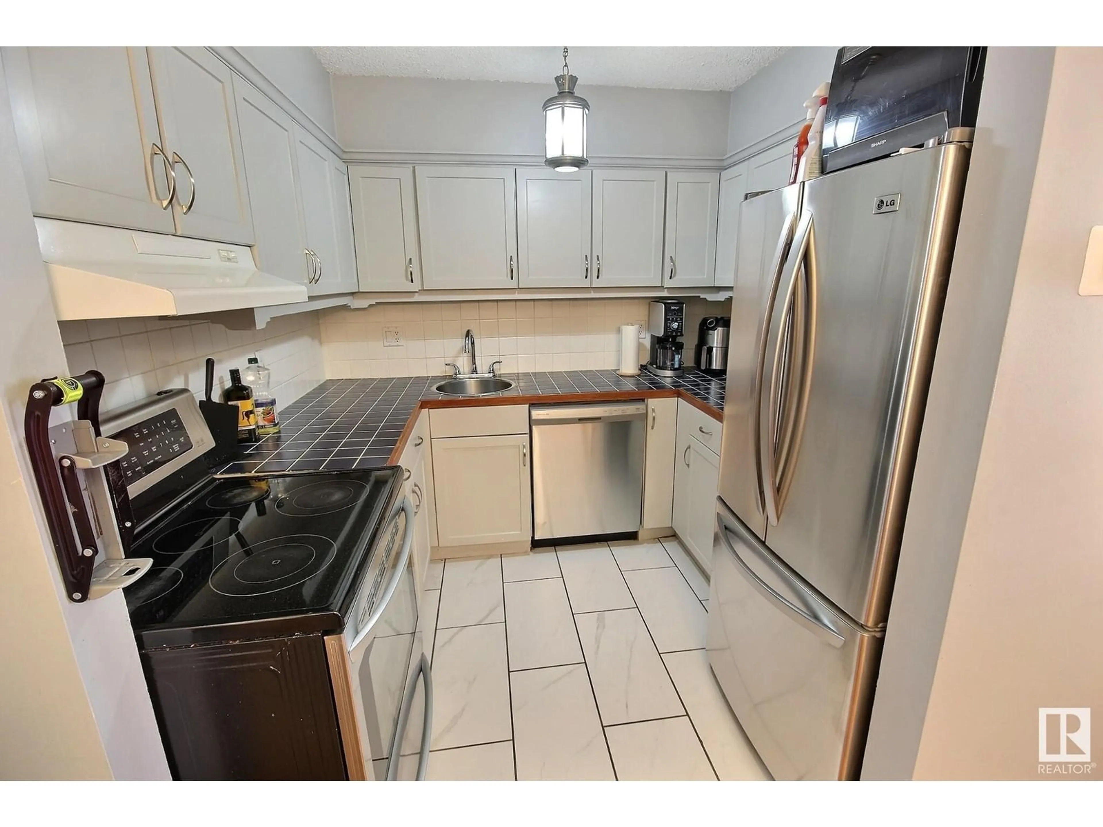 Standard kitchen, unknown for 10152 87 AV, Edmonton Alberta T6E2P2