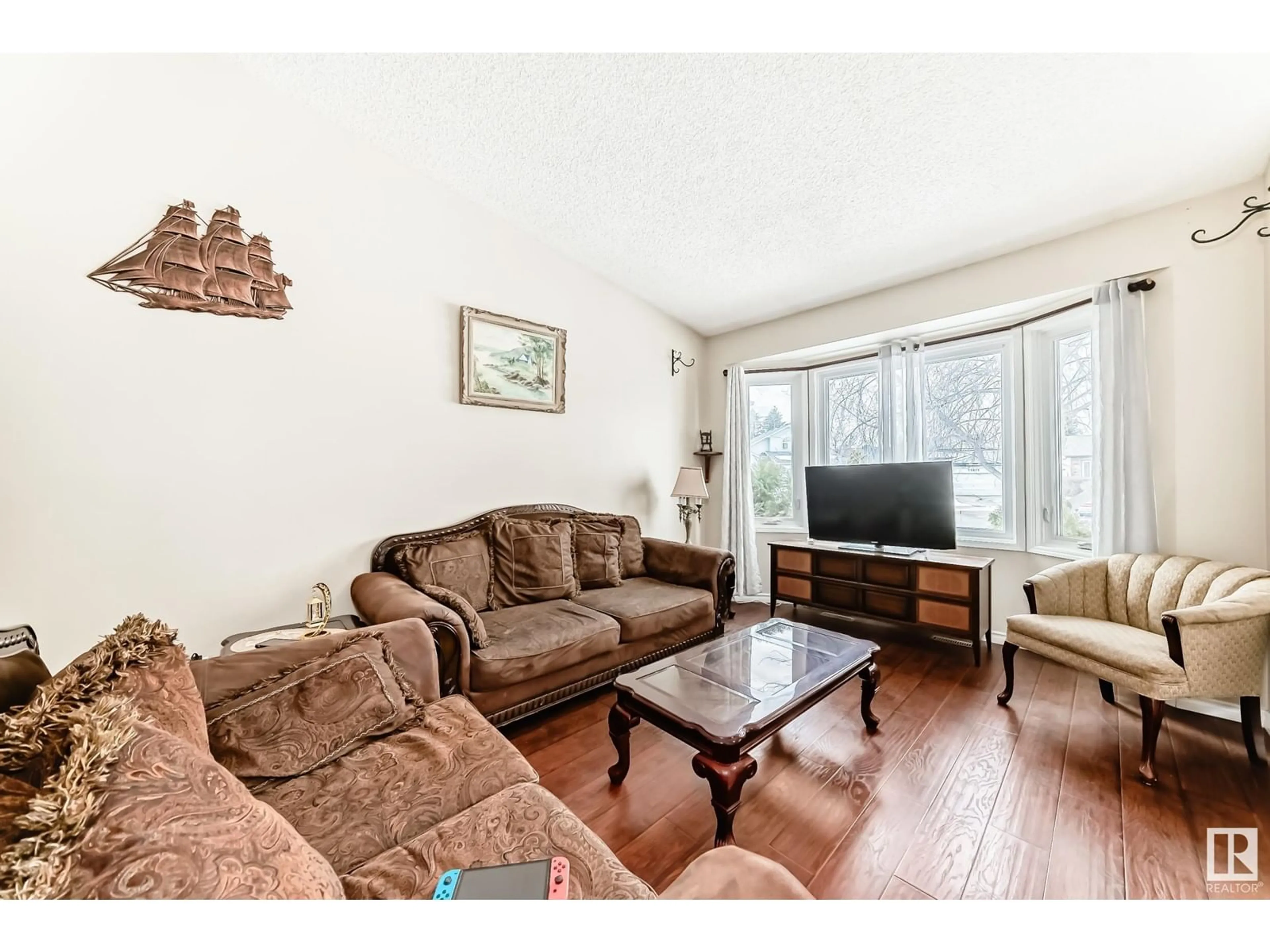 Living room with furniture, wood/laminate floor for NW - 15811 79 ST, Edmonton Alberta T5Z2V4