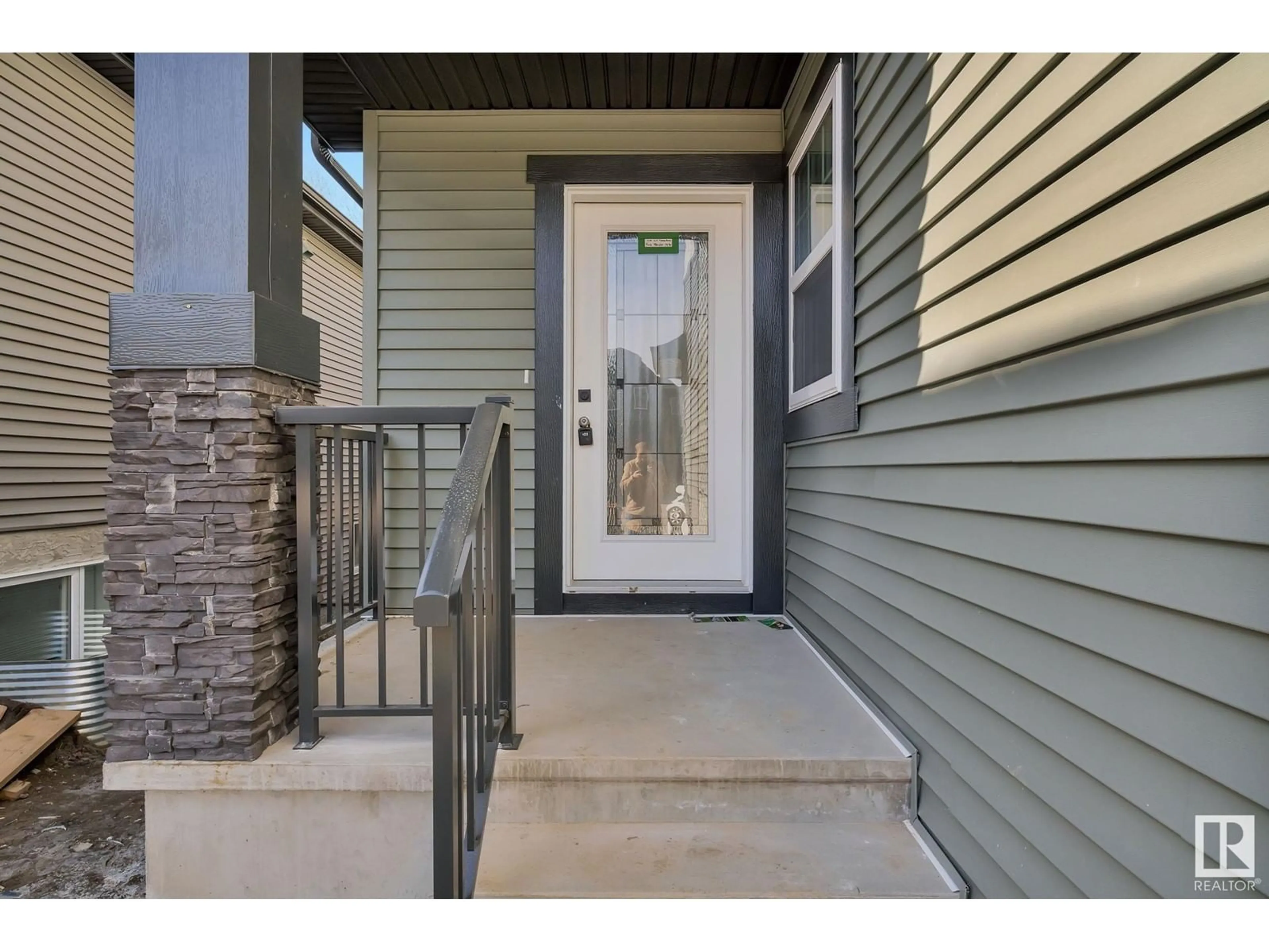 Indoor entryway for 3311 CHERNOWSKI WAY, Edmonton Alberta T6W5H2