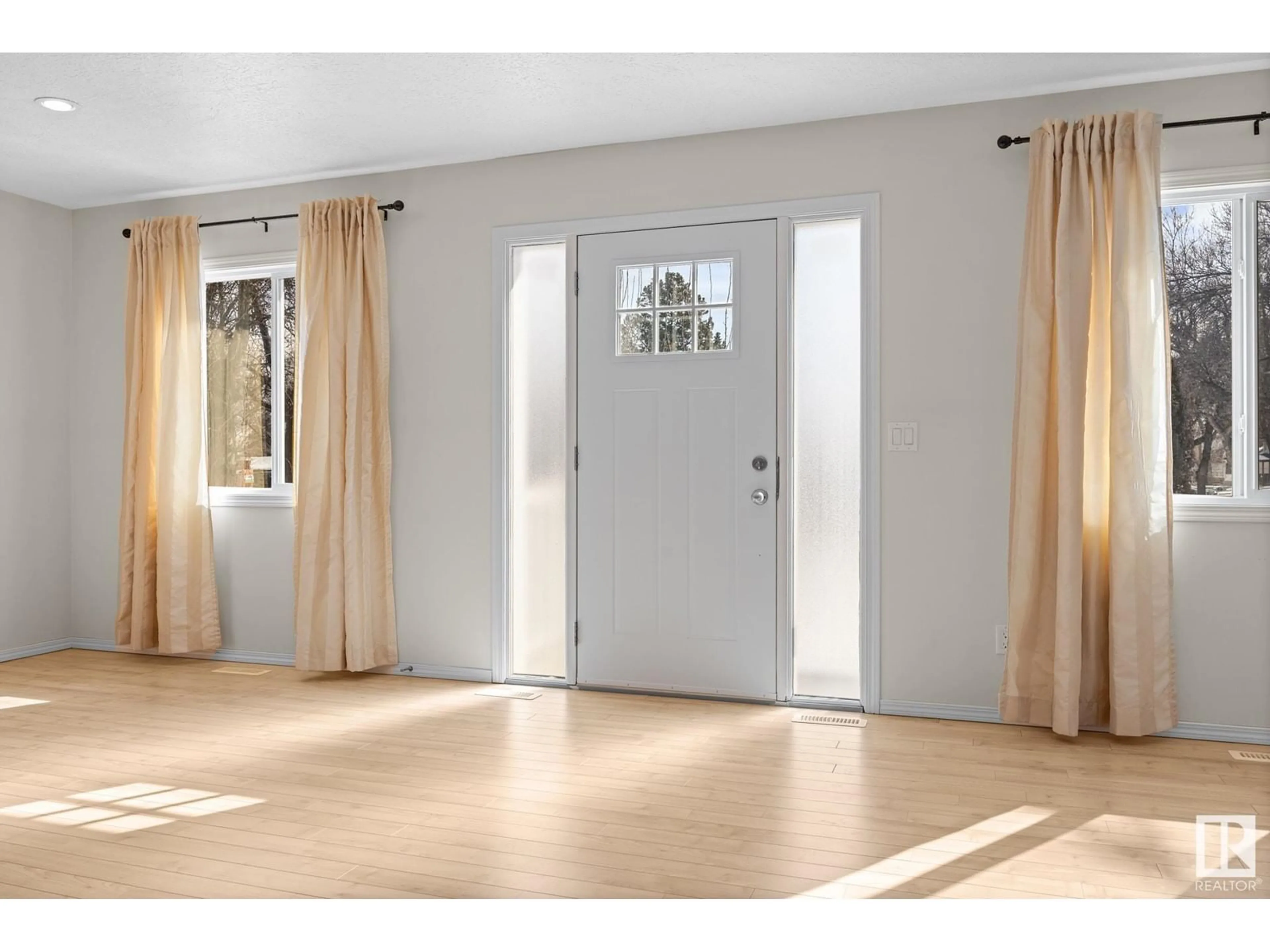 Indoor entryway for 9530 122 AV, Edmonton Alberta T5G0T6