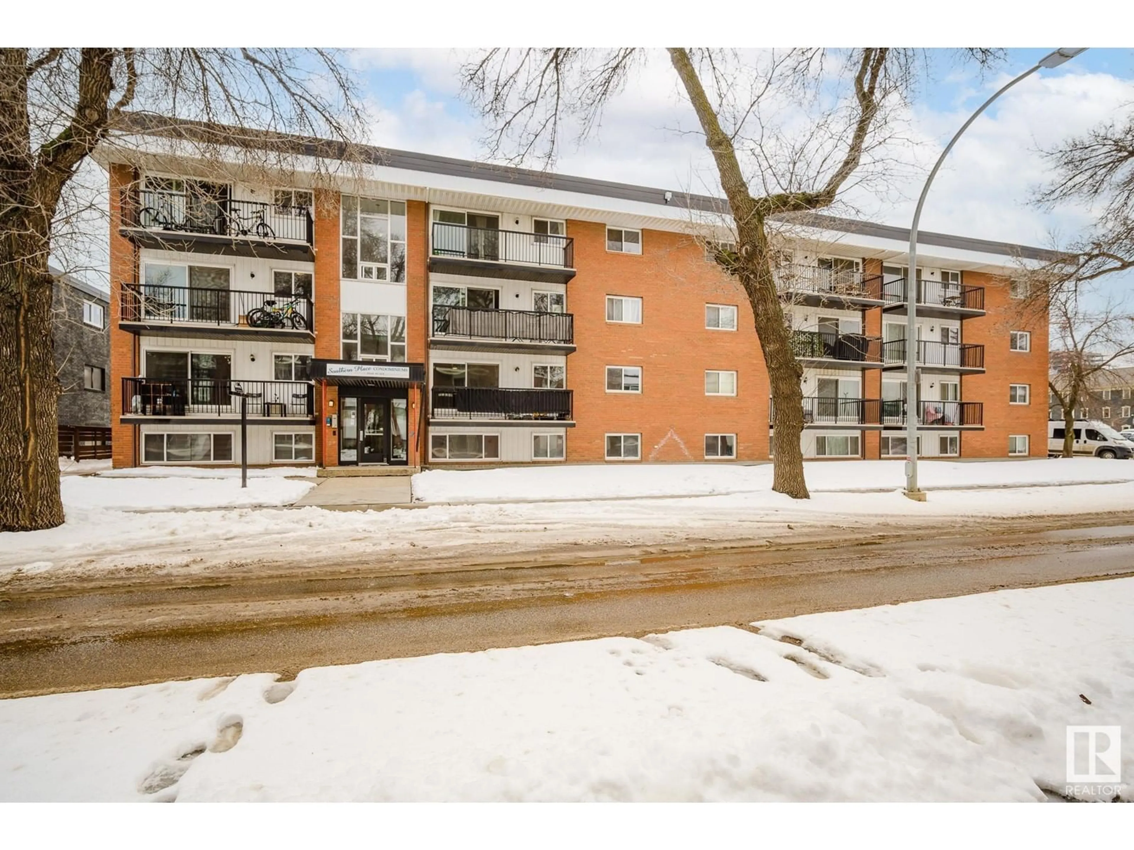 Indoor foyer for #207 - 10149 83 AV, Edmonton Alberta T6E2C5