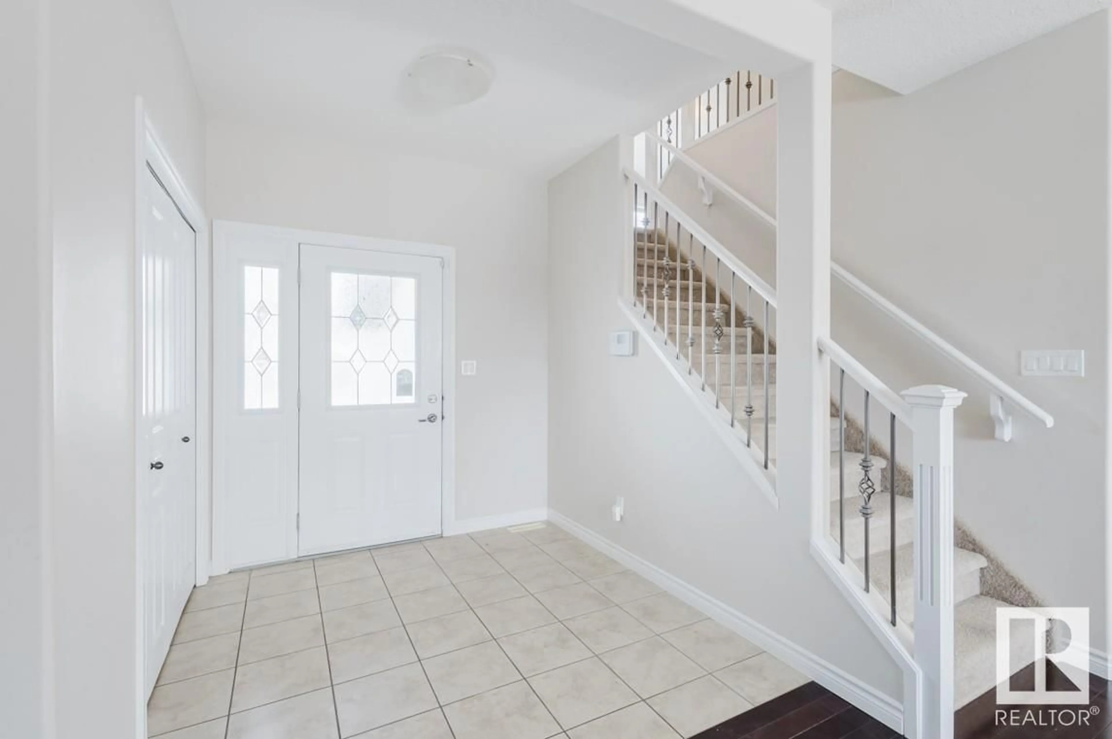 Indoor entryway for 656 171 ST, Edmonton Alberta T6W0M1