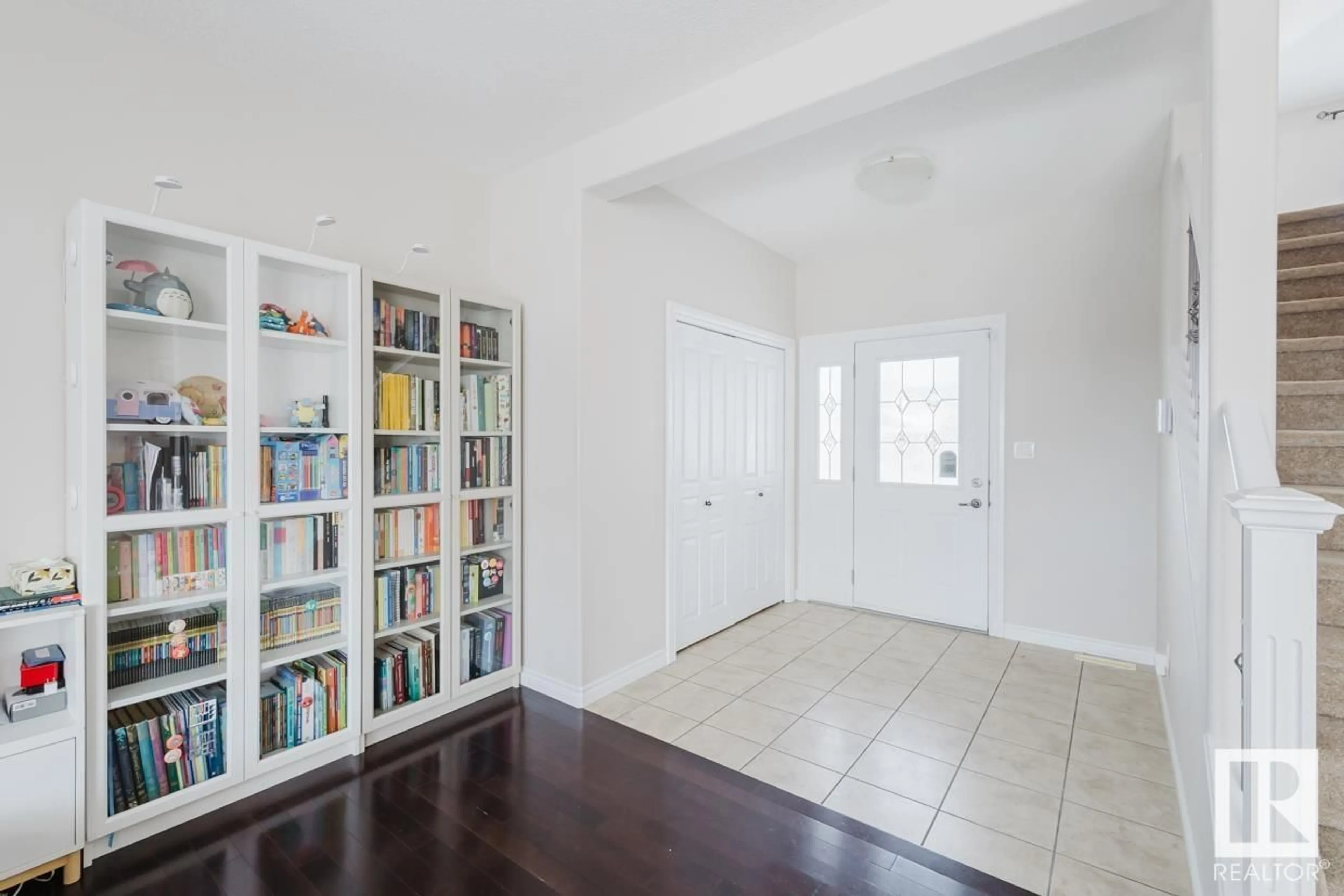 Indoor entryway for 656 171 ST, Edmonton Alberta T6W0M1