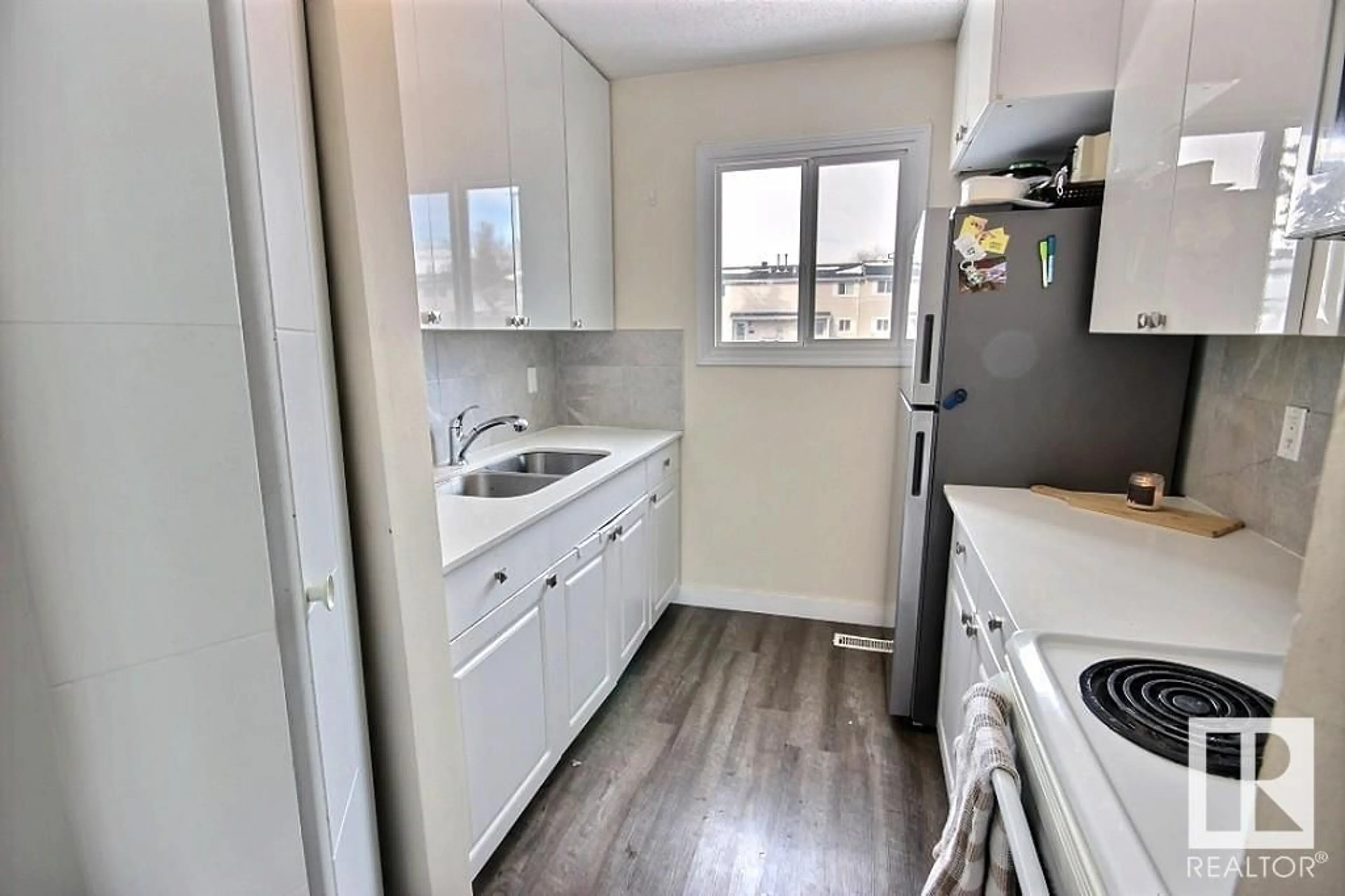 Standard kitchen, wood/laminate floor for 11372 139 AV, Edmonton Alberta T5X3L4