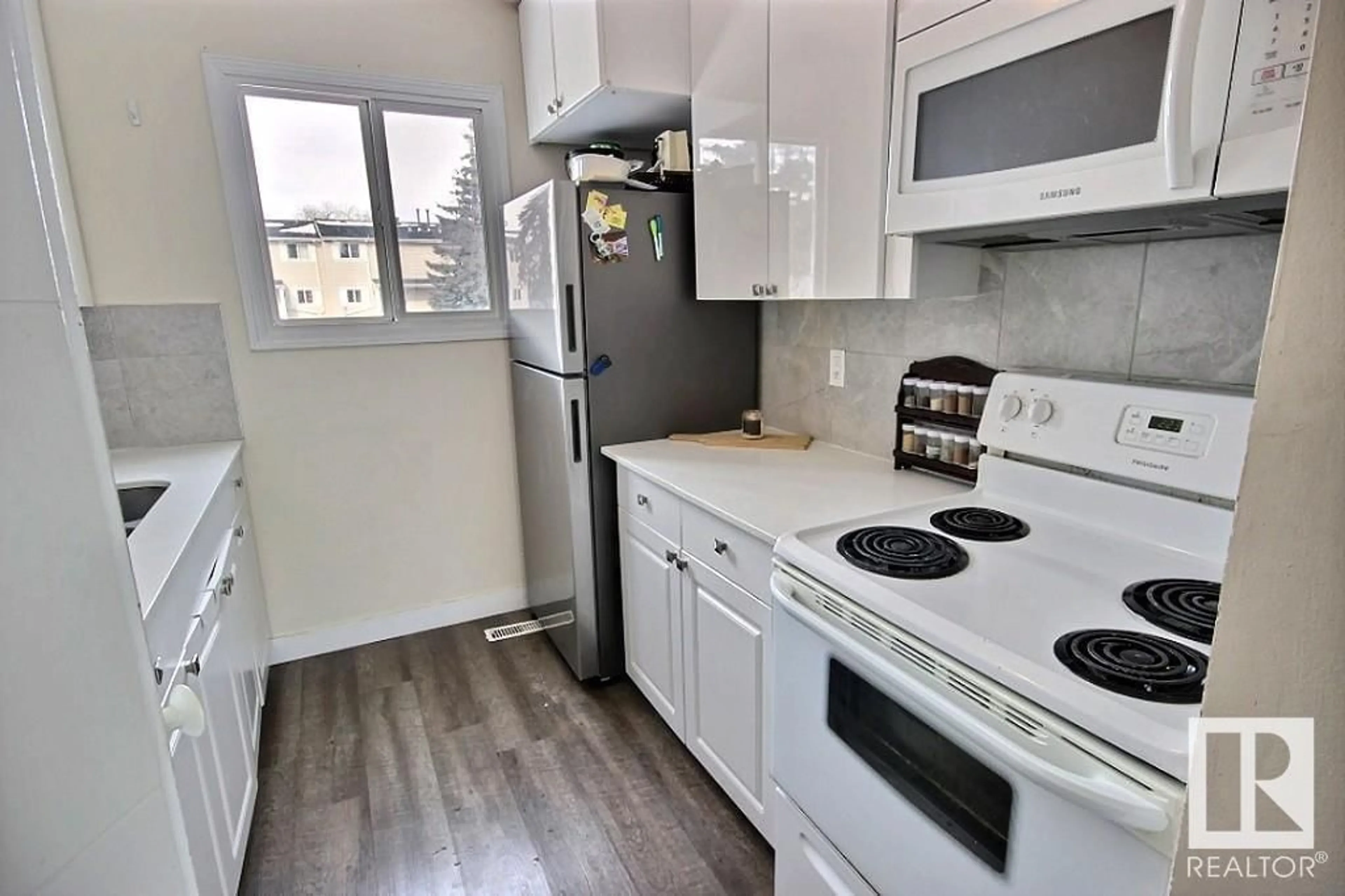 Standard kitchen, wood/laminate floor for 11372 139 AV, Edmonton Alberta T5X3L4