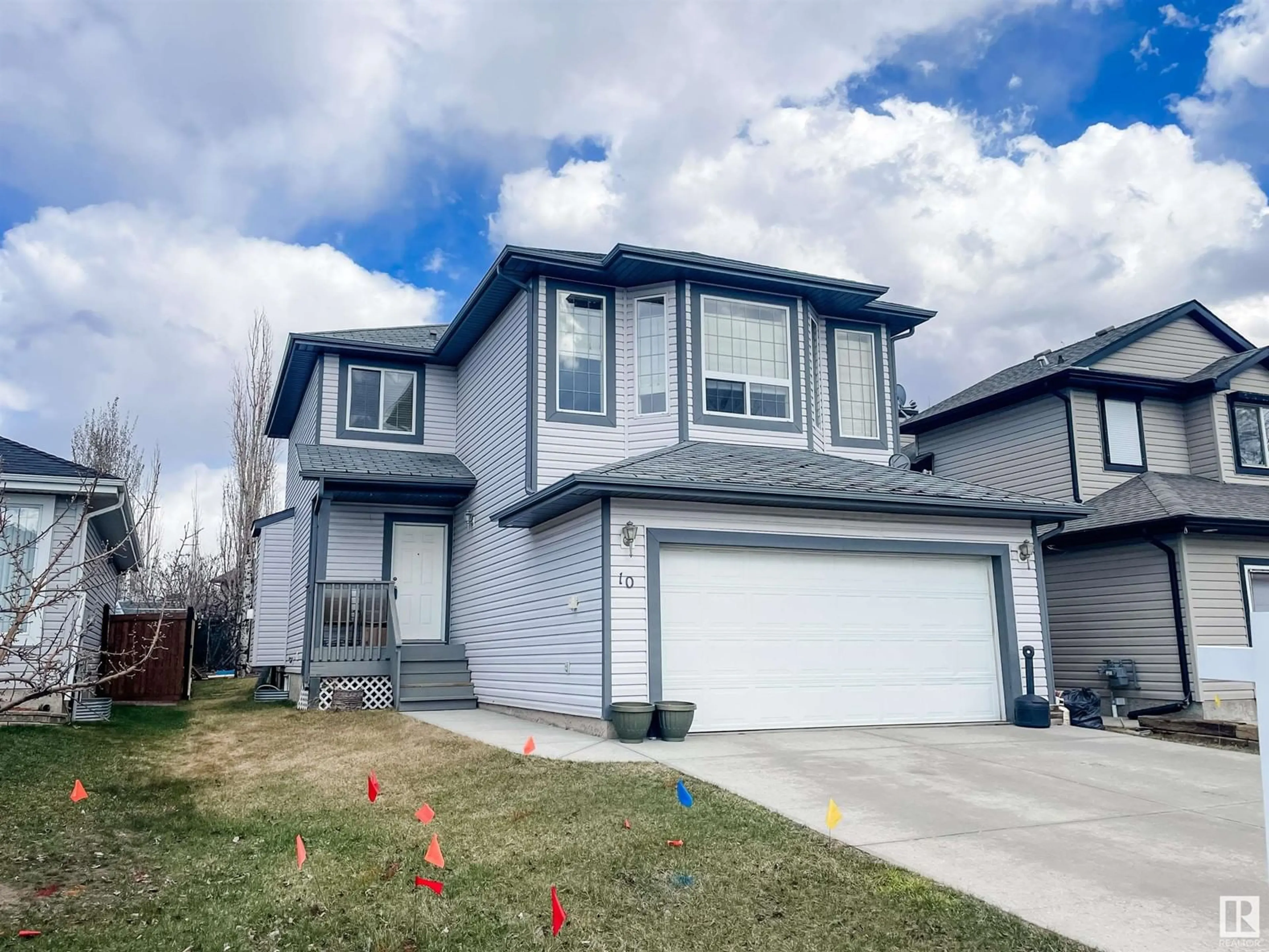 Home with vinyl exterior material, street for 10 WESTWOOD LN, Fort Saskatchewan Alberta T8L4N6