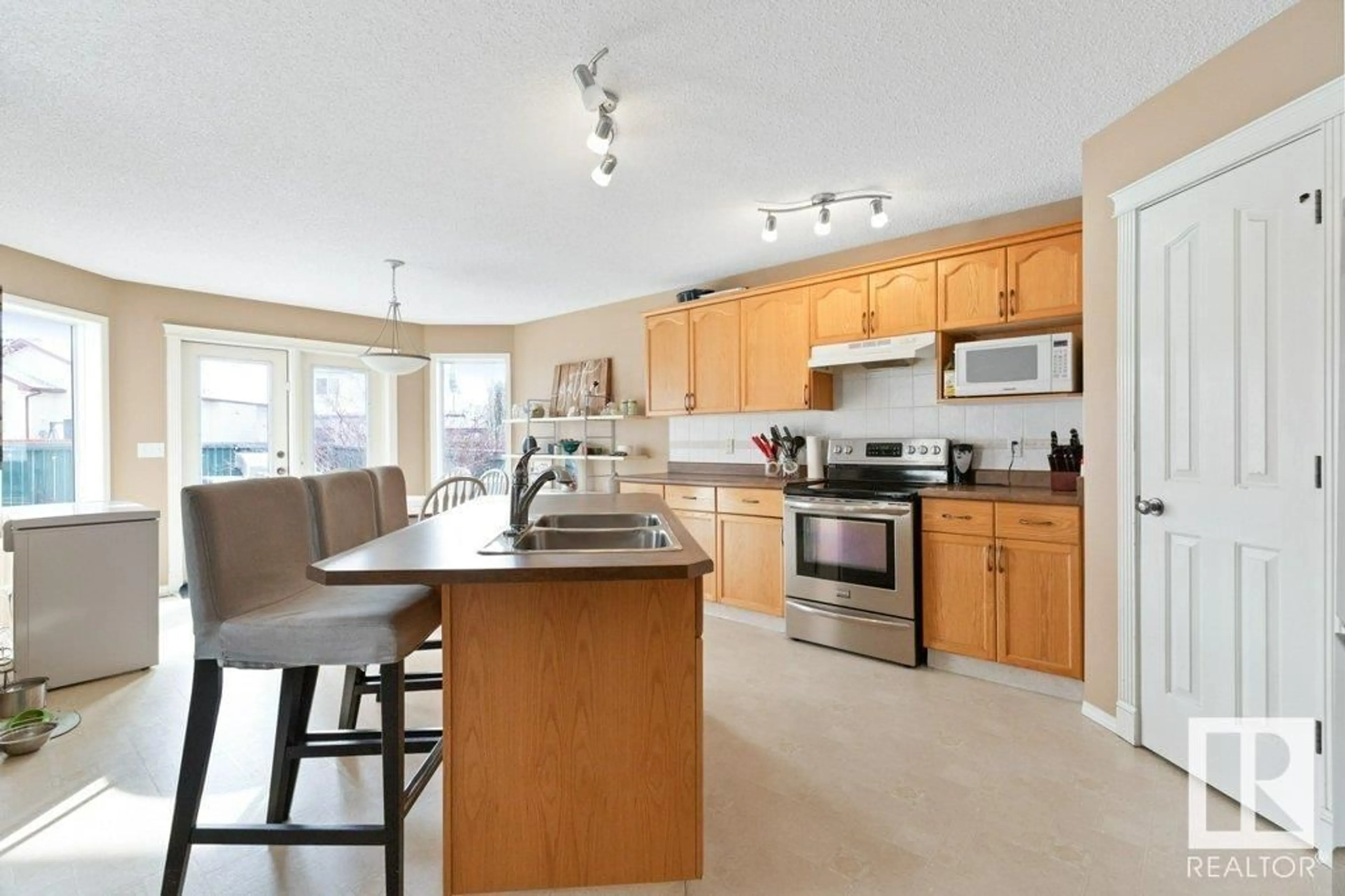 Open concept kitchen, ceramic/tile floor for 10 WESTWOOD LN, Fort Saskatchewan Alberta T8L4N6