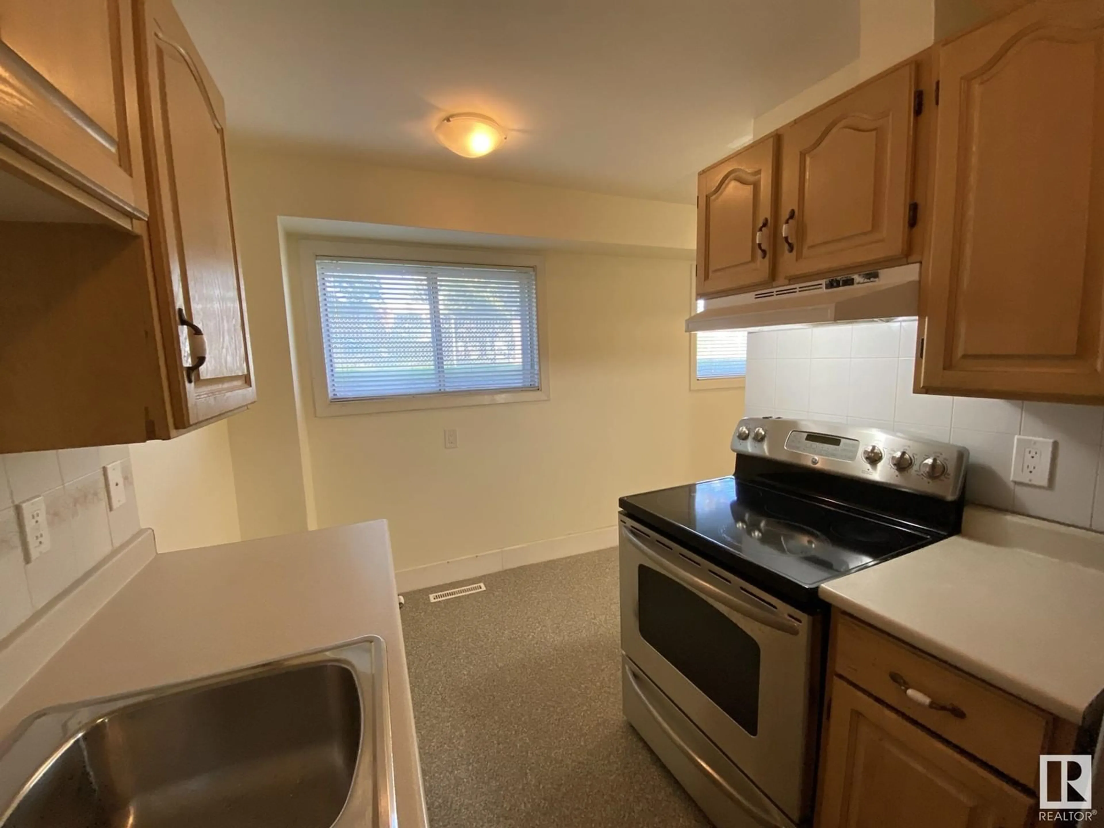 Standard kitchen, unknown for 11839 45 ST, Edmonton Alberta T5W2T3