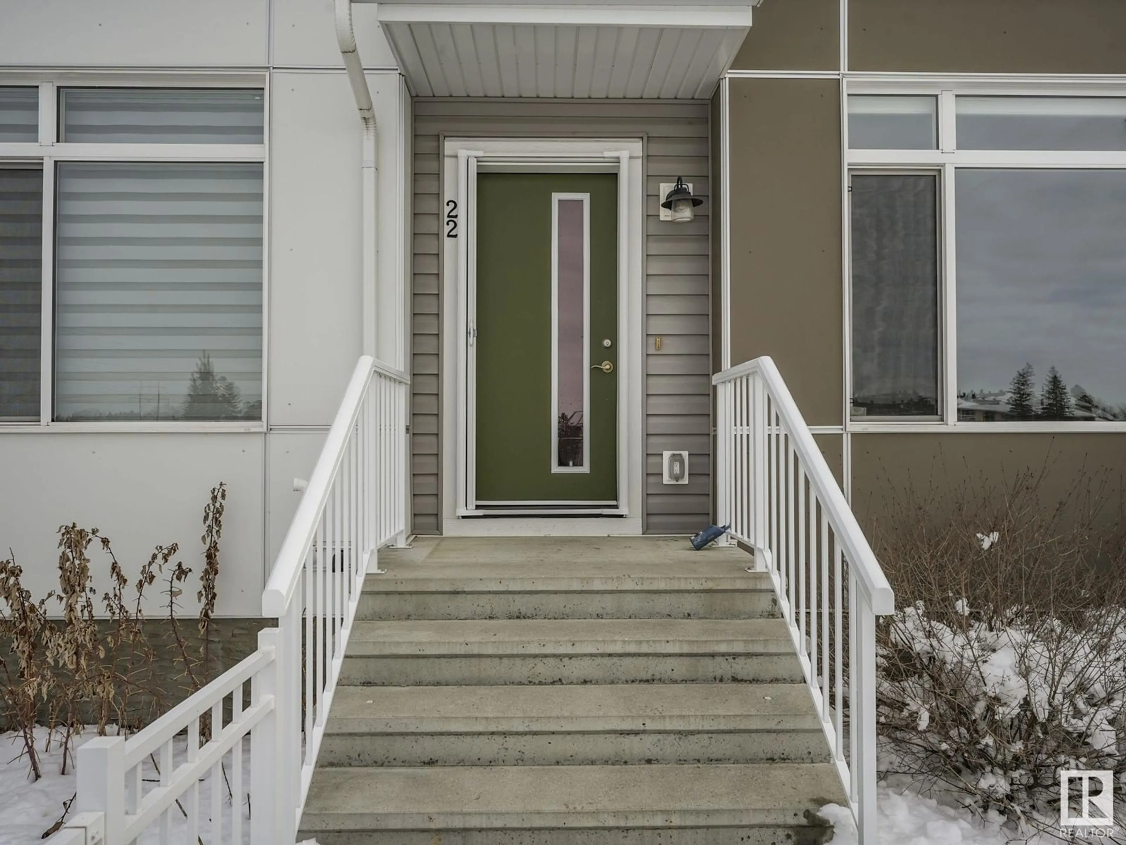 Indoor entryway for 22 215 SADDLEBACK RD NW, Edmonton Alberta T6J5T6