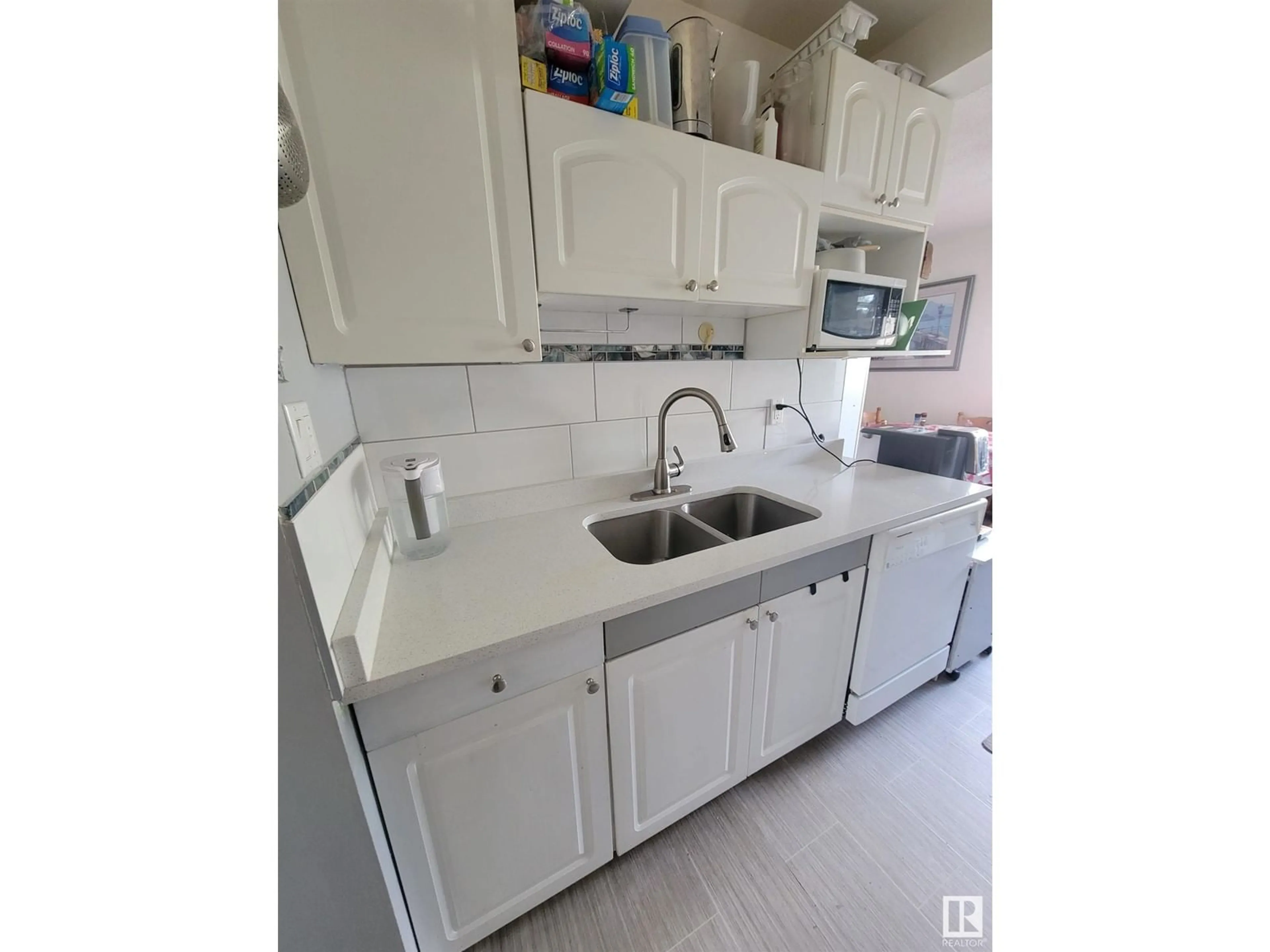 Standard kitchen, ceramic/tile floor for 892 ABBOTTSFIELD RD, Edmonton Alberta T5W4R4