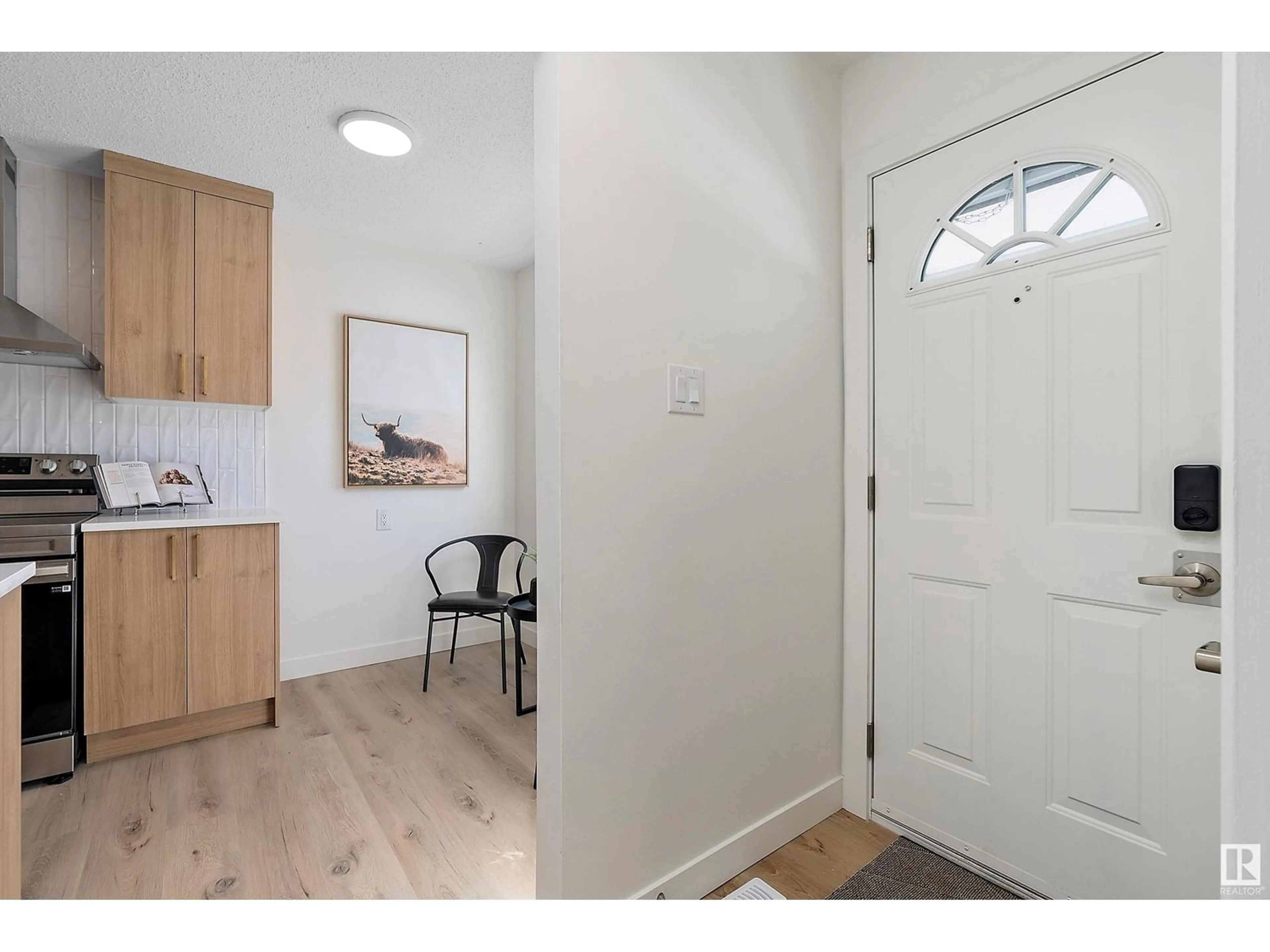 Indoor entryway for NW - 7D TWIN TC, Edmonton Alberta T6K1V4
