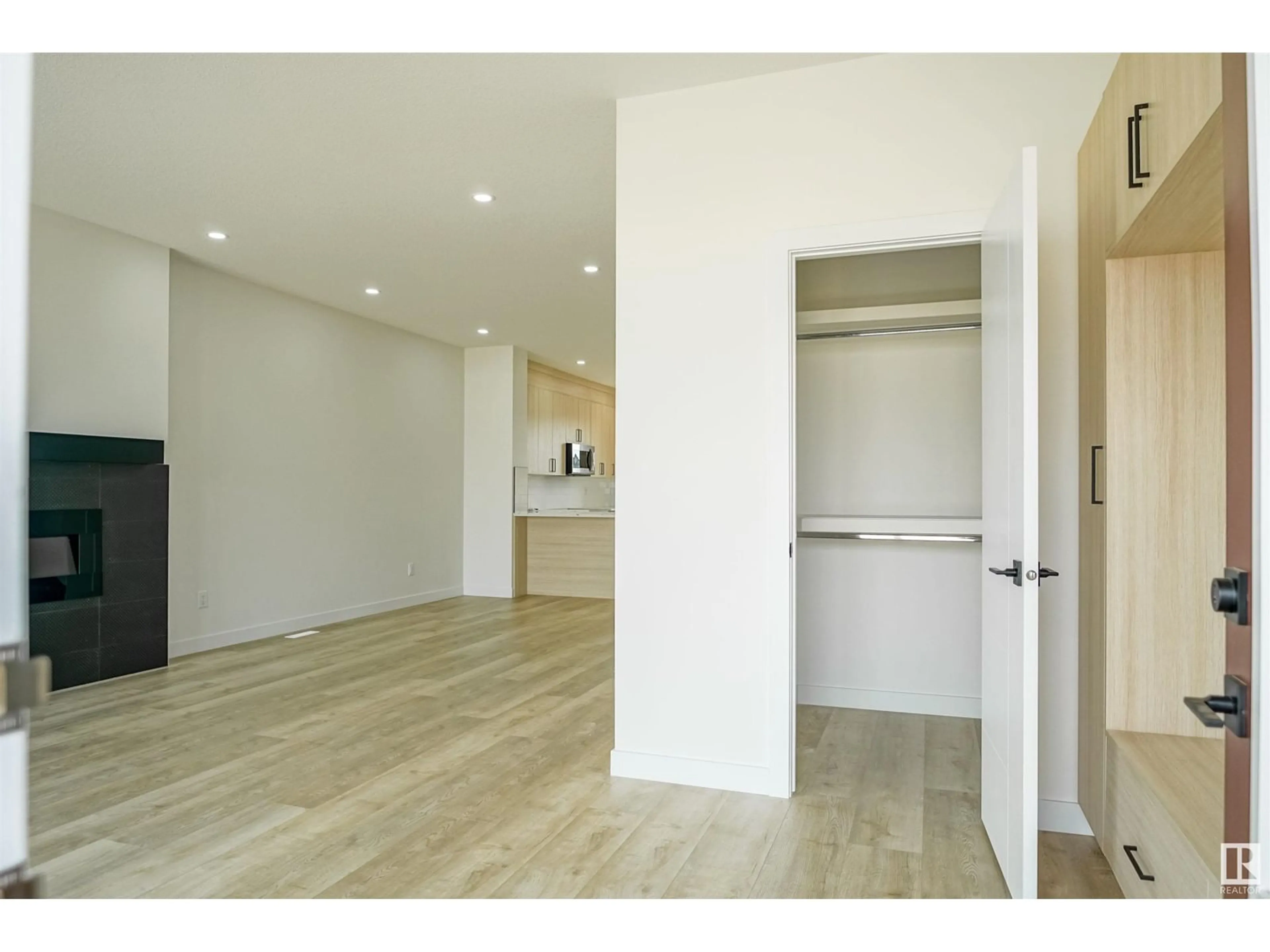 Indoor entryway for 82 Blackbird BN, Fort Saskatchewan Alberta T8L1X5