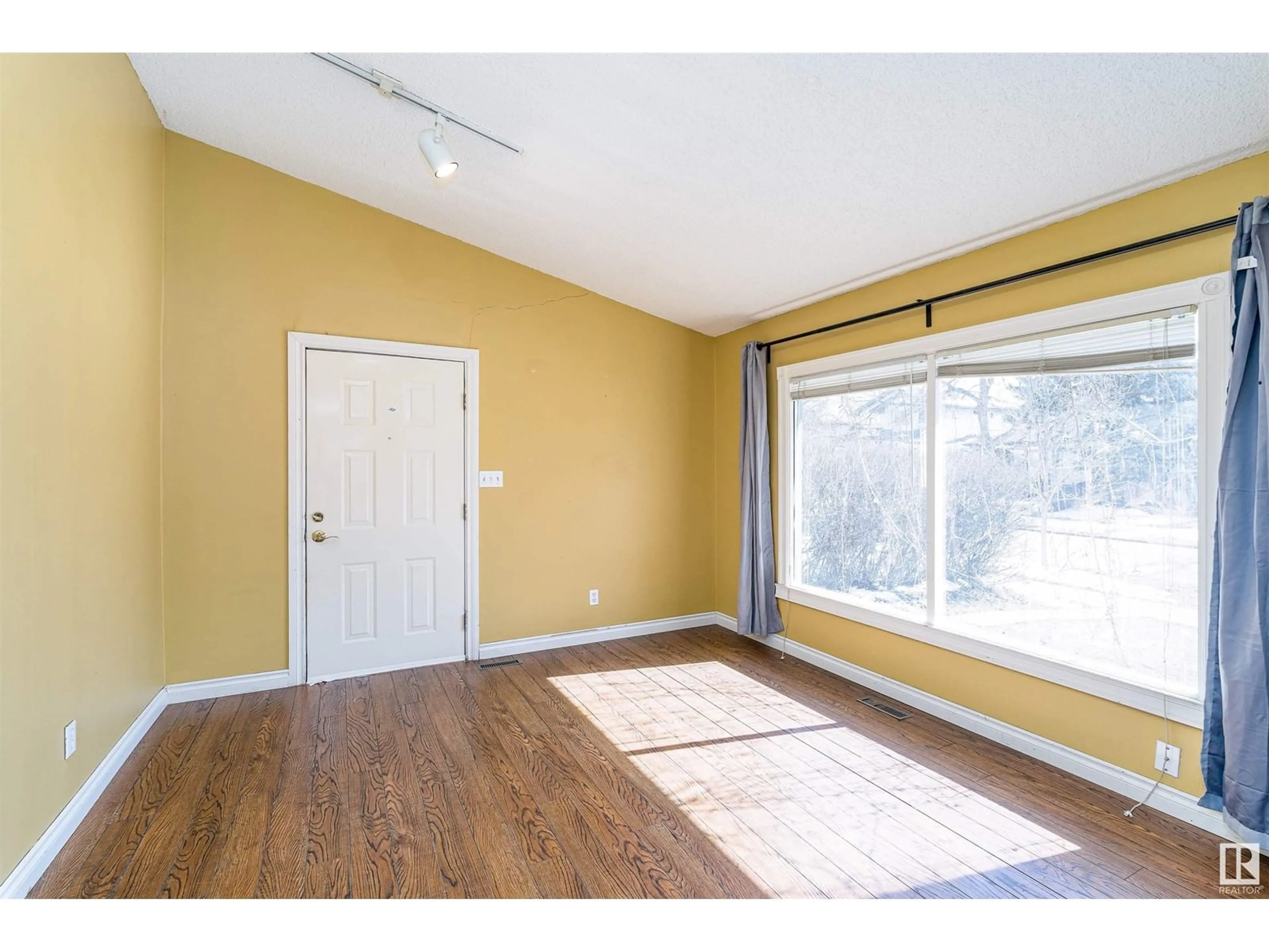 A pic of a room for 10752 68 AV, Edmonton Alberta T6H2B5