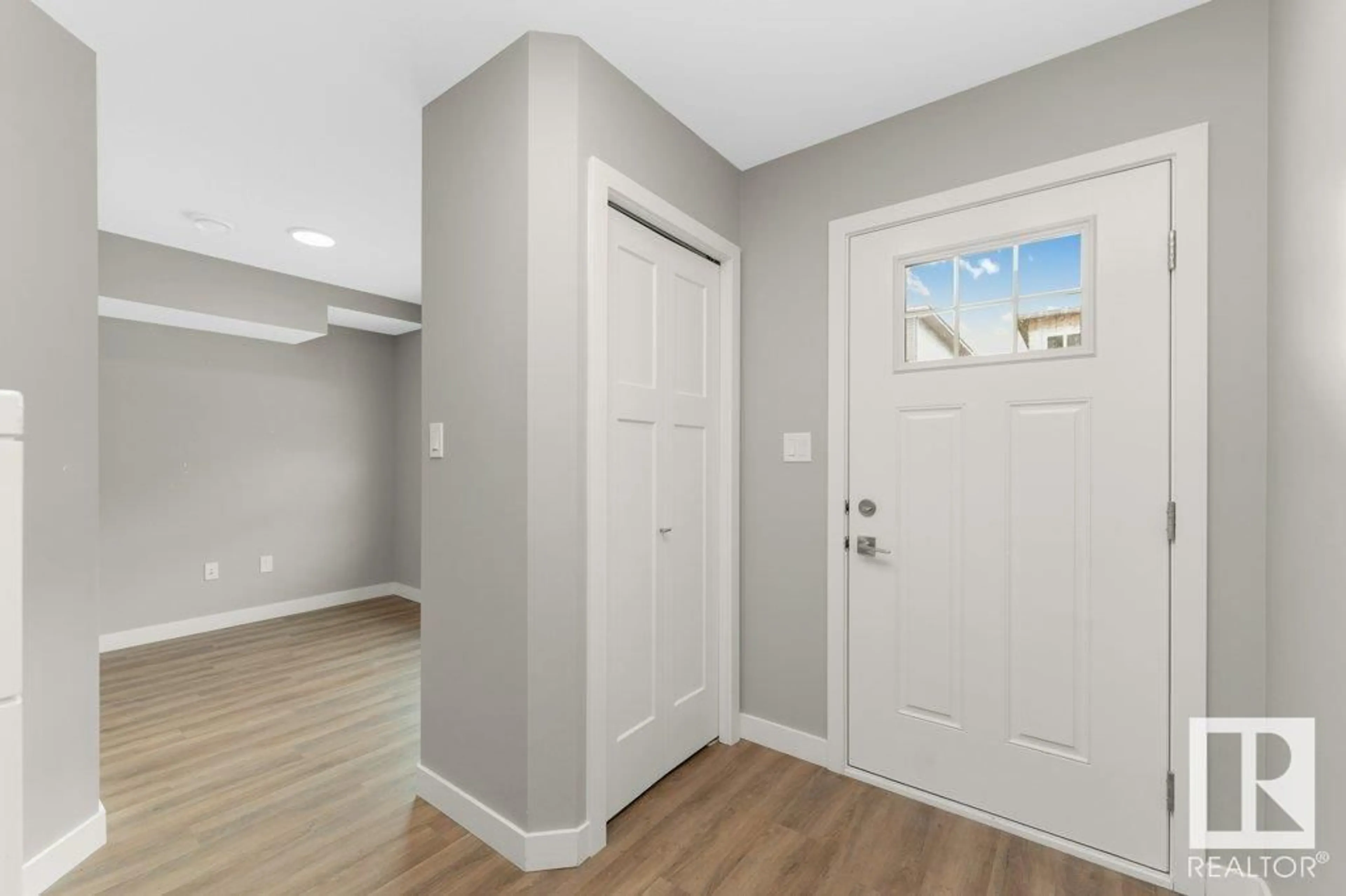 Indoor entryway for 91 17635 58 ST NW, Edmonton Alberta T5Y4C2