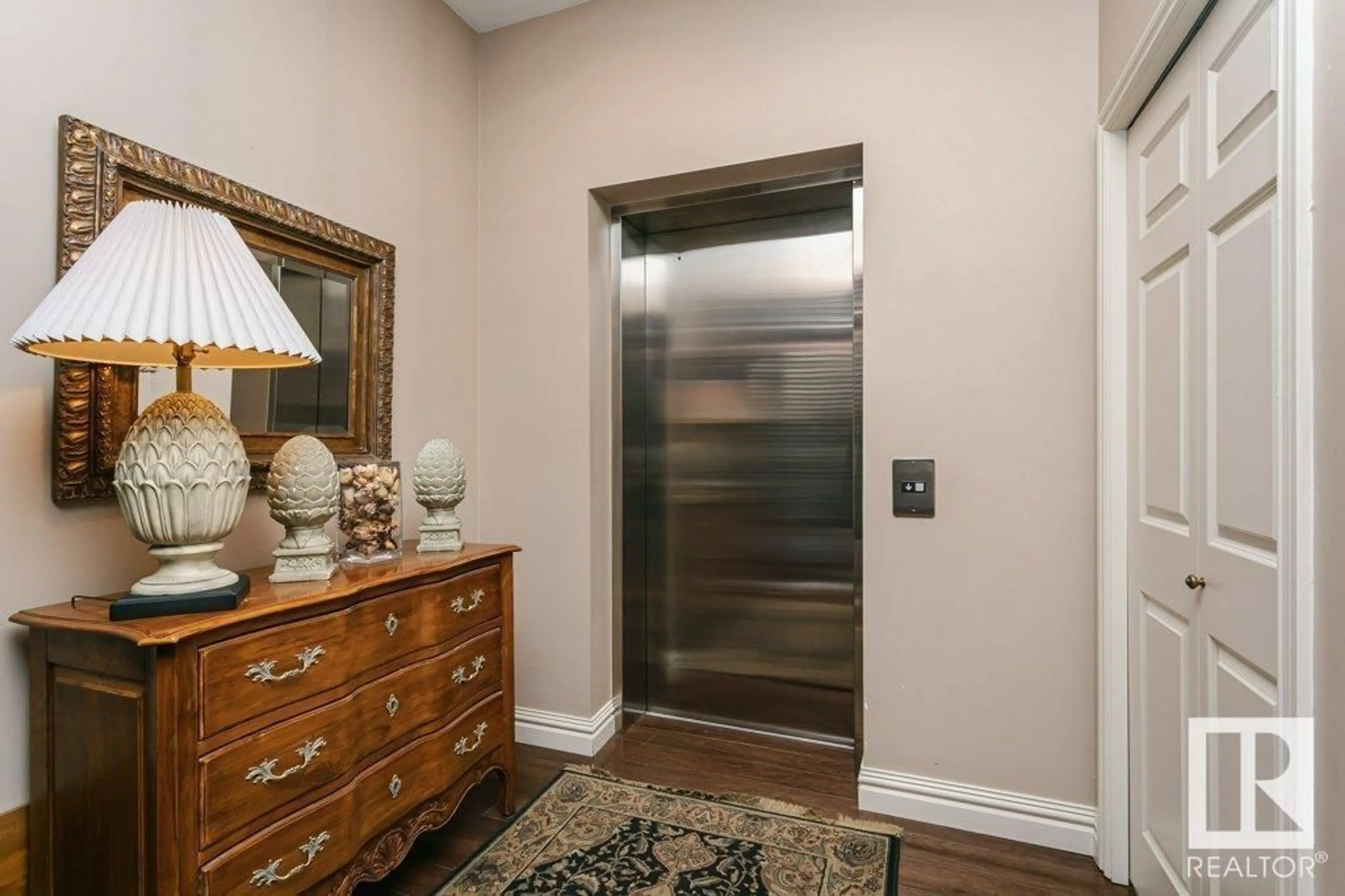 Indoor entryway for 401 - 10009 102 AV, Edmonton Alberta T5J5B6