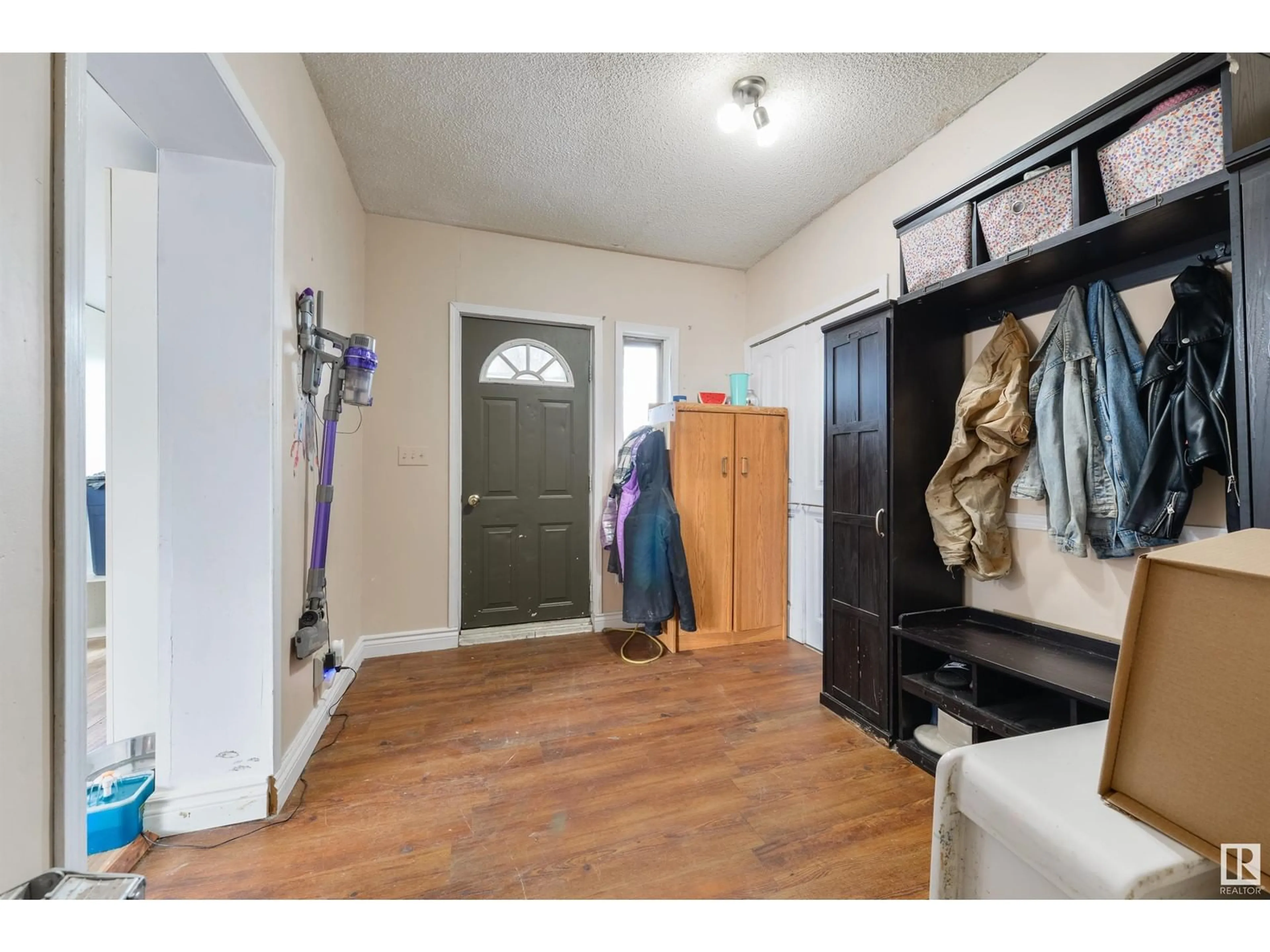 Indoor entryway for 28 THE PARKWAY NW, Edmonton Alberta T6P1E2
