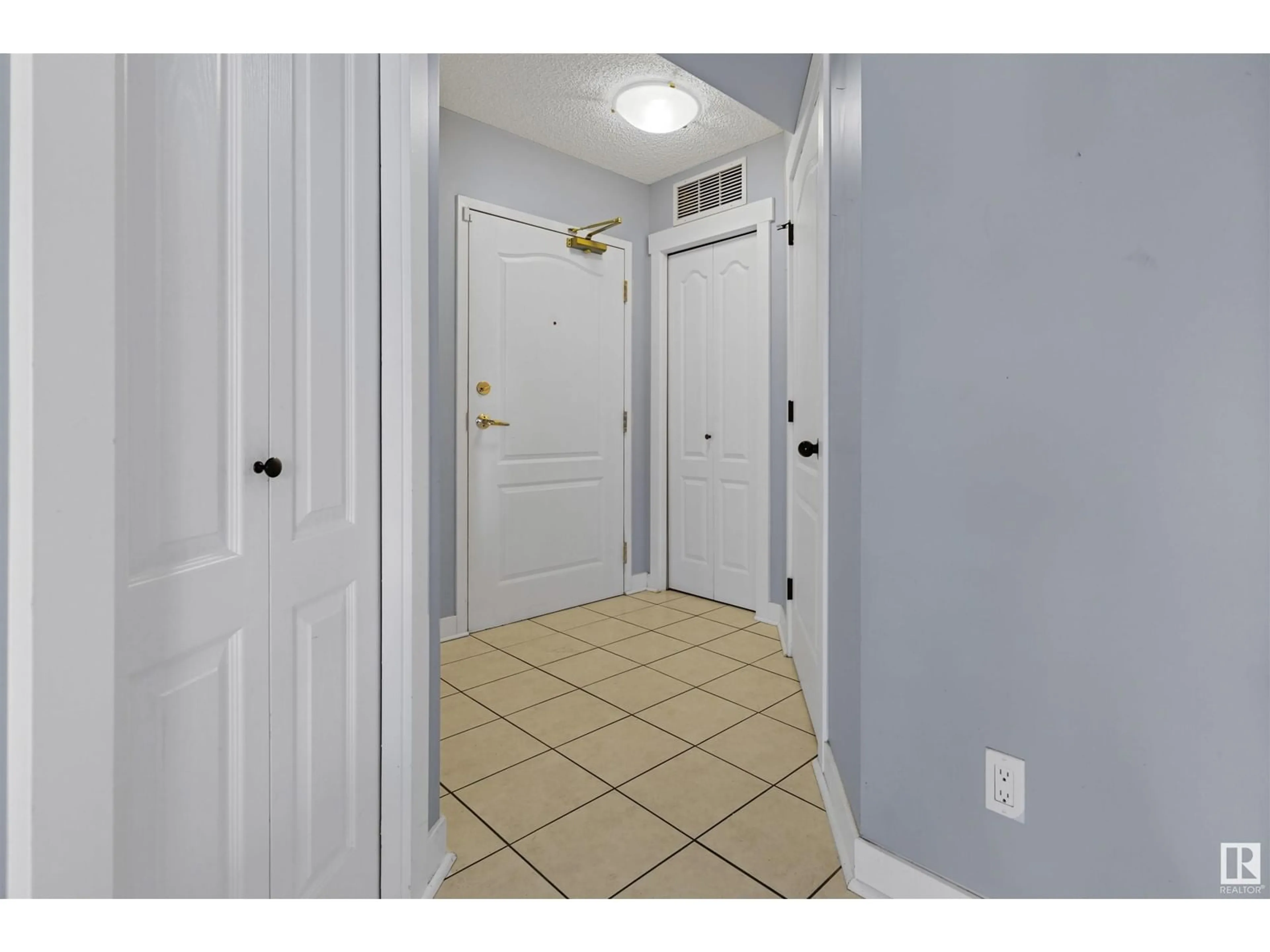 Indoor entryway for #204 - 10909 103 AV, Edmonton Alberta T5K2W7