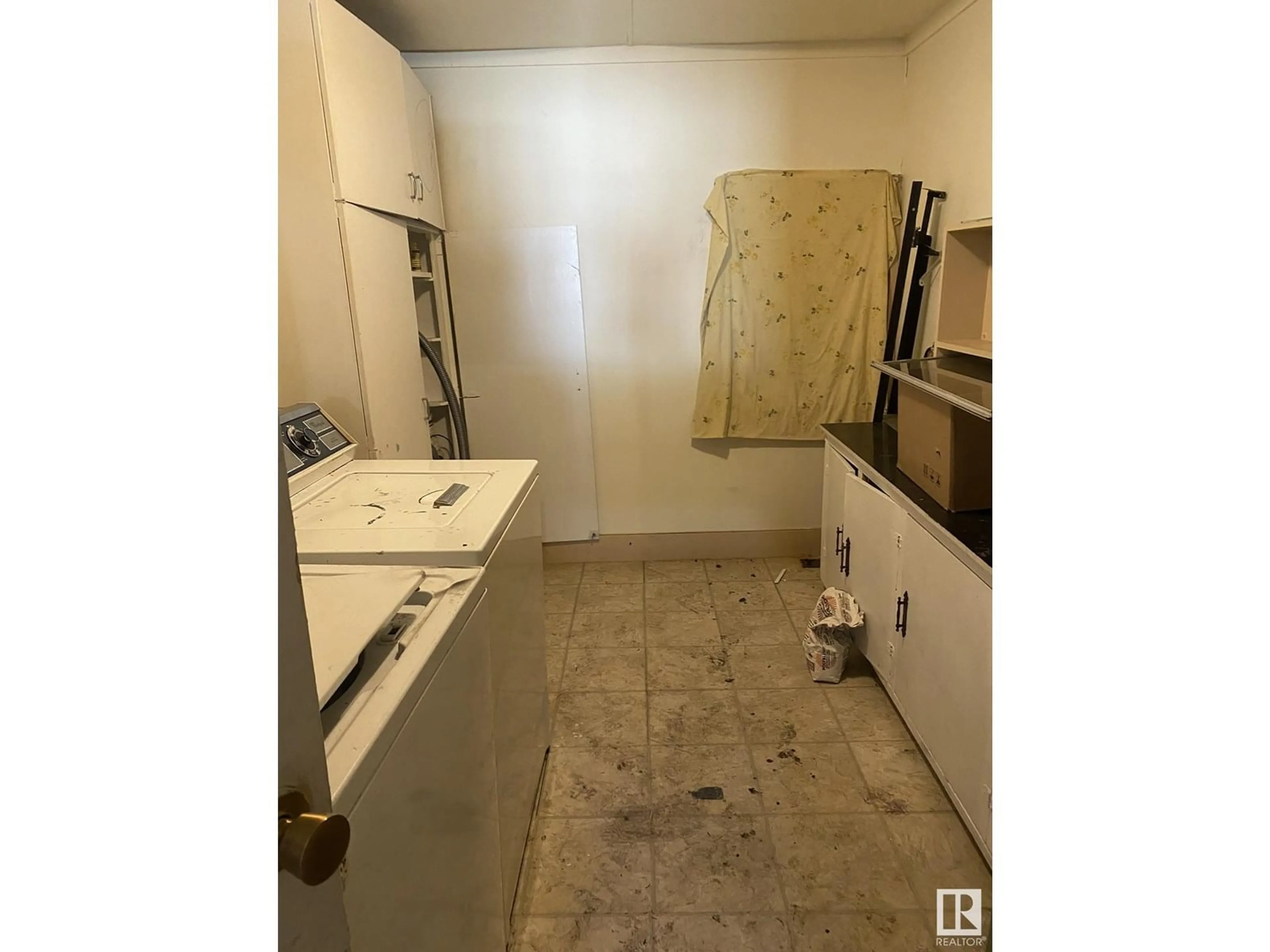 A pic of a room for NW - 15913 100A ST, Edmonton Alberta T5P0L7